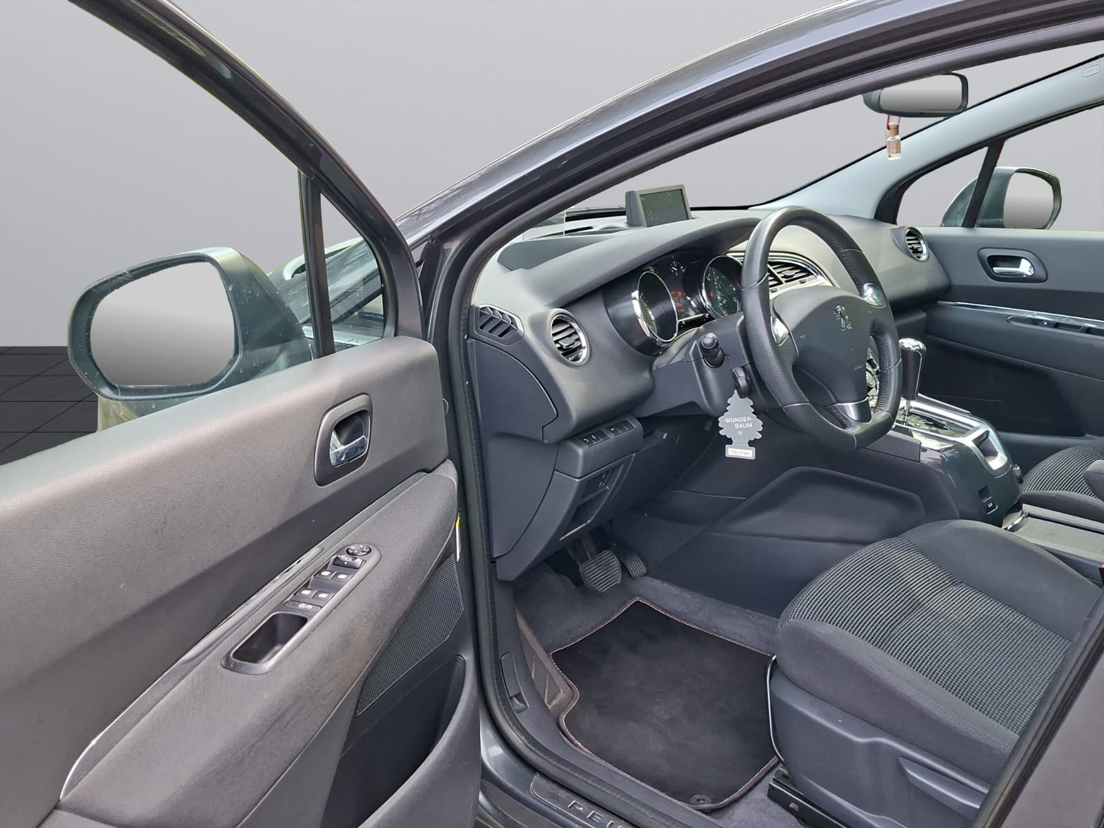 PEUGEOT 5008 1.6 16V T Allure Automatic-image-12
