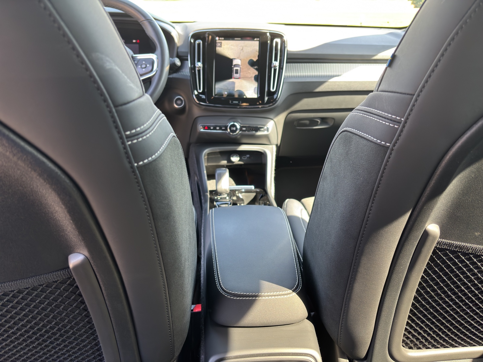 VOLVO XC40 2.0 B3 MH Plus Dark-image-3