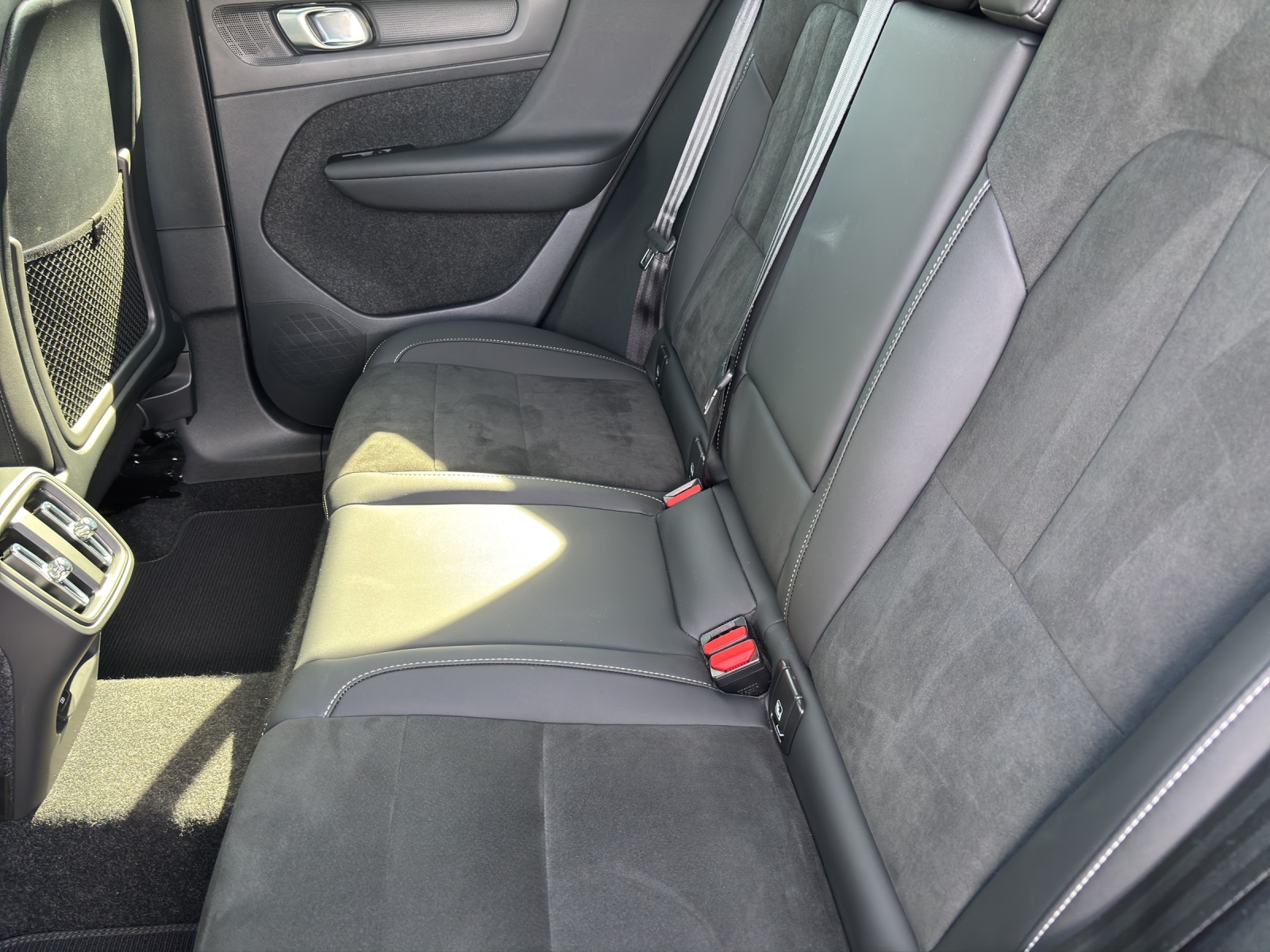 VOLVO XC40 2.0 B3 MH Plus Dark-image-8