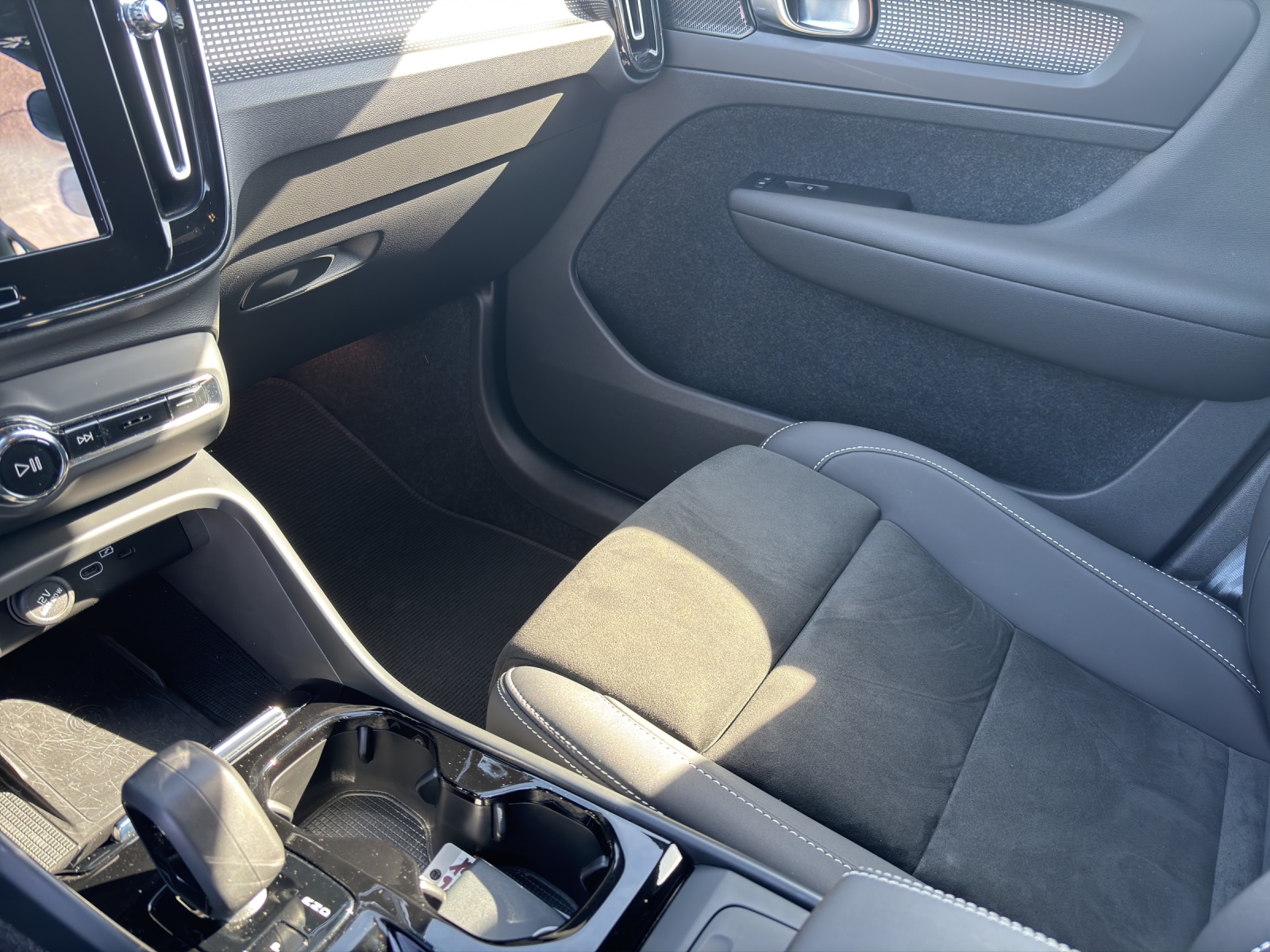 VOLVO XC40 2.0 B3 MH Plus Dark-image-7
