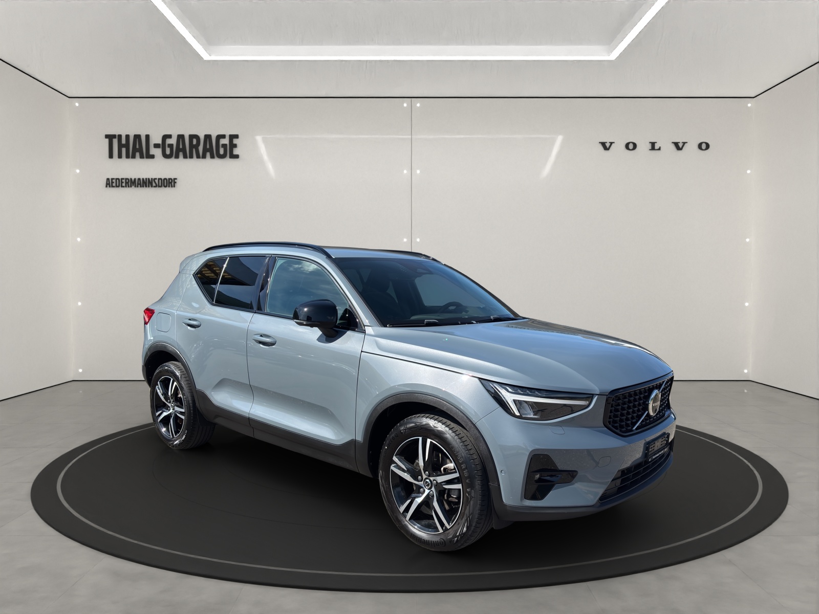 VOLVO XC40 2.0 B3 MH Plus Dark-image-2