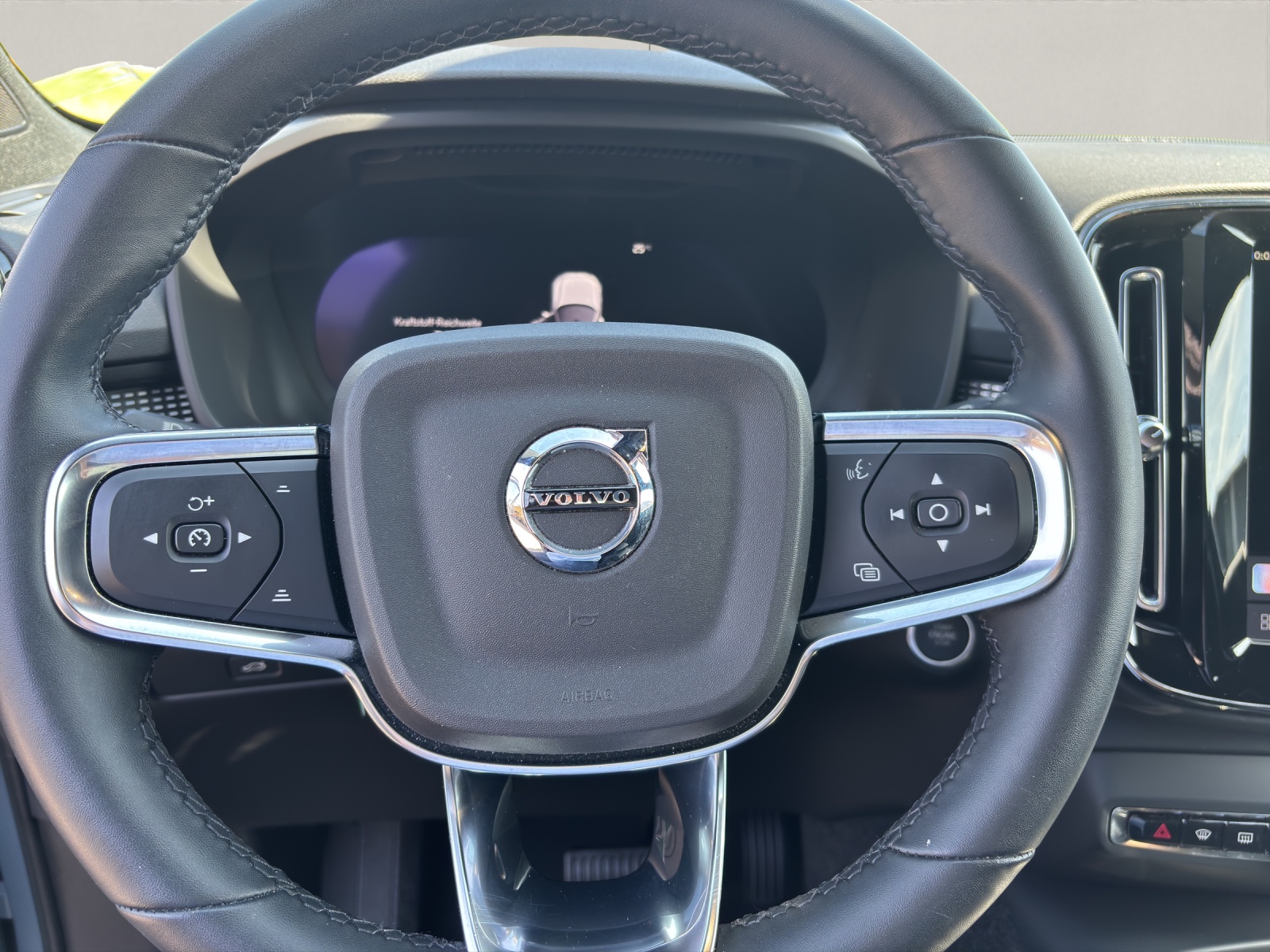 VOLVO XC40 2.0 B3 MH Plus Dark-image-1