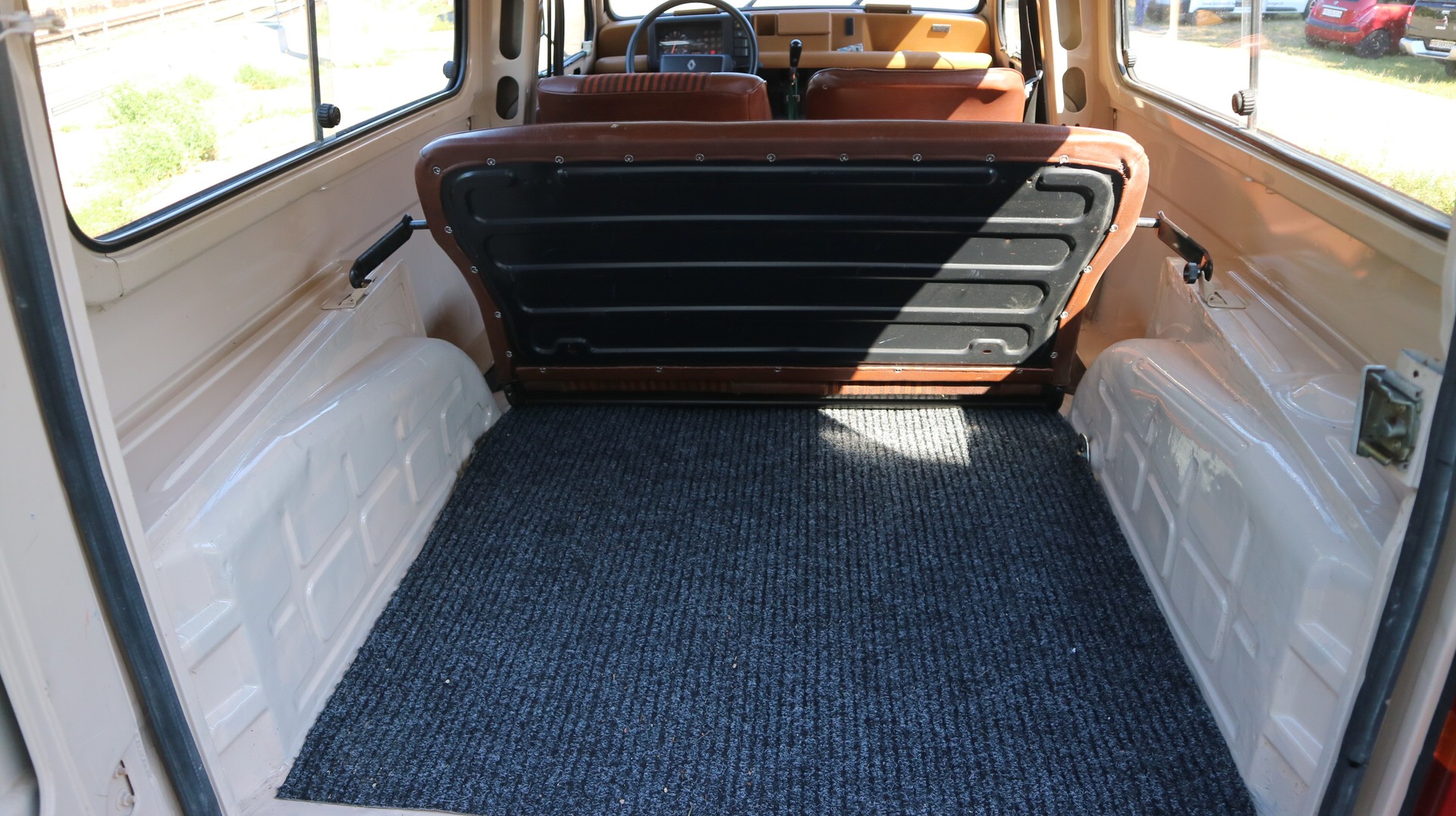 RENAULT R4-image-3