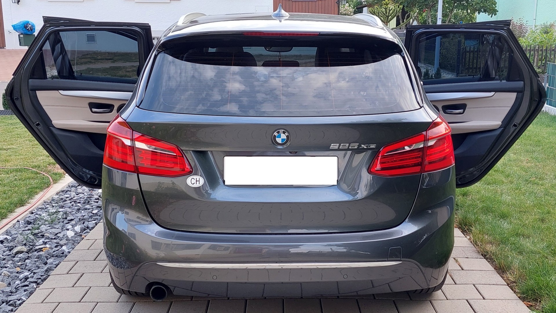 BMW 225xe-image-2