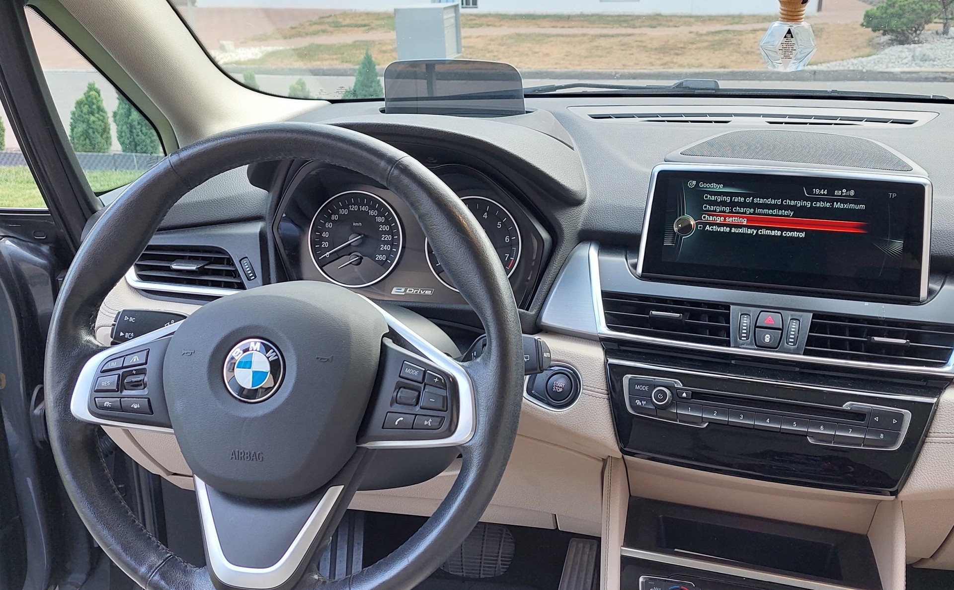 BMW 225xe-image-4