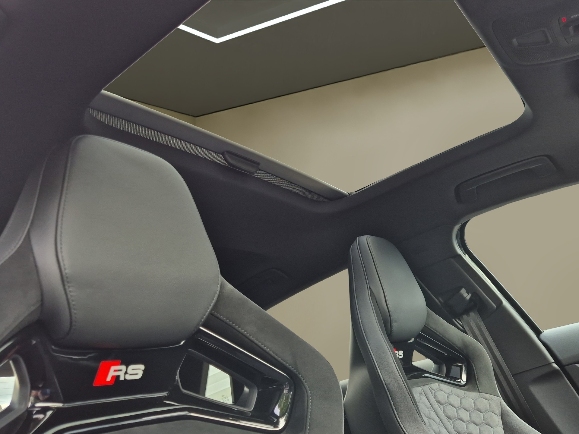 AUDI RS3 Sportback 2.5 TSI quattro S-tronic-image-22