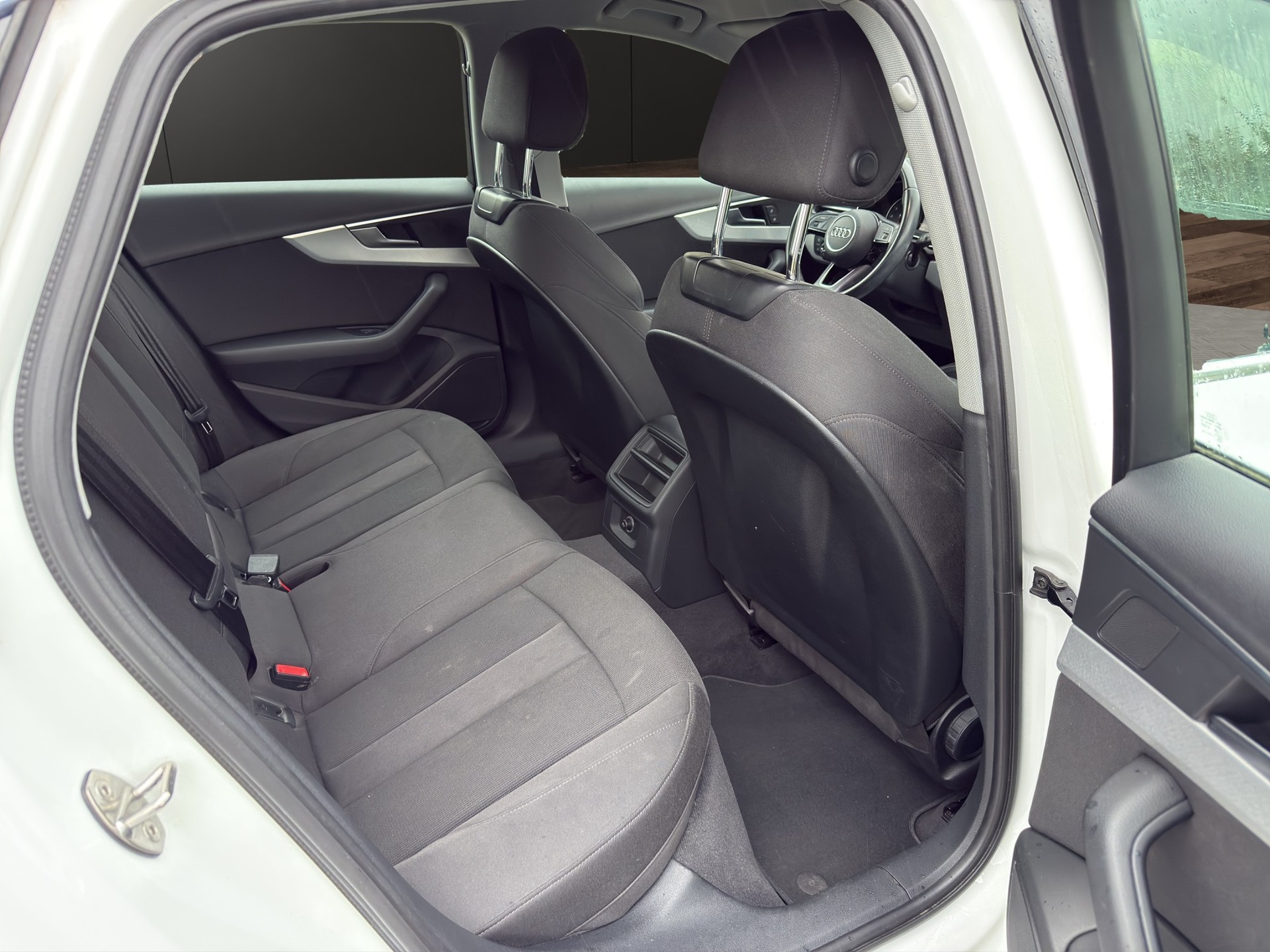 AUDI A4 Limousine 2.0 TFSI Sport S-tronic-image-12