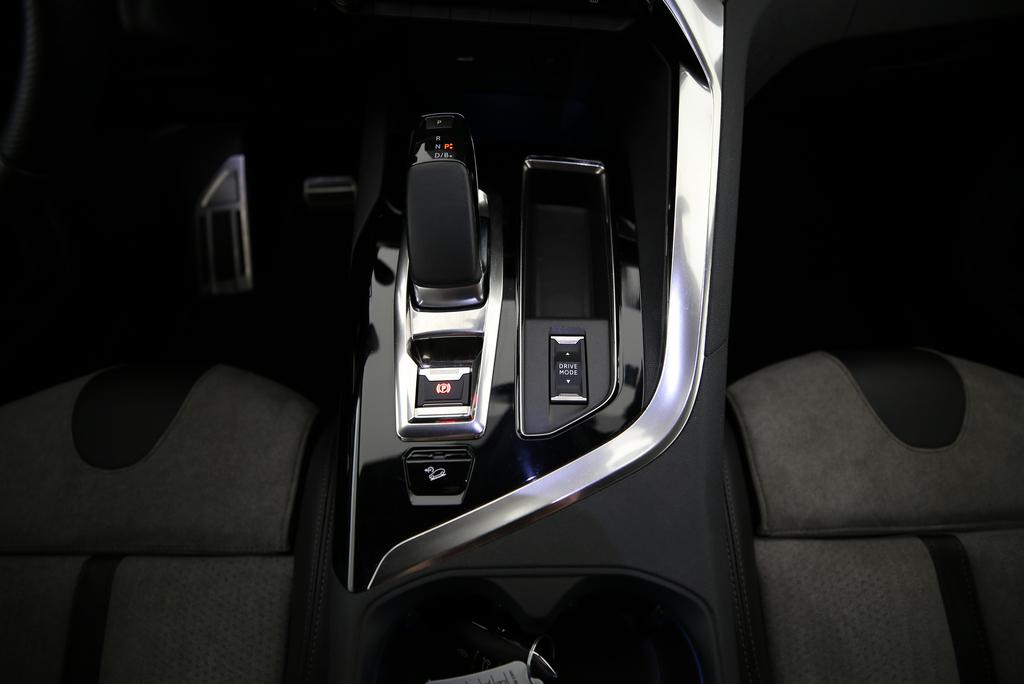 PEUGEOT 3008 1.6 Plug-in Hybrid4 GT Pack-image-9
