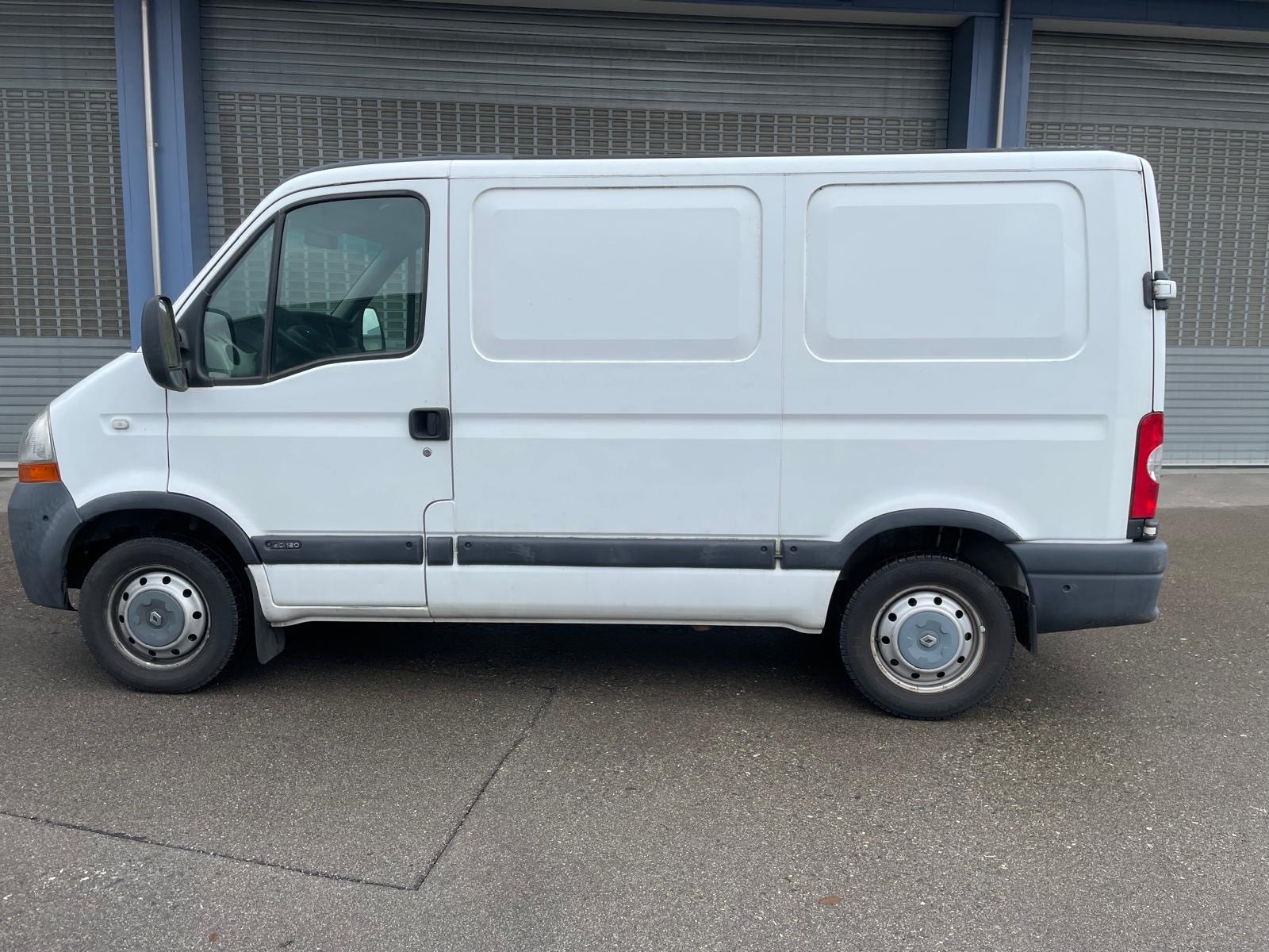 RENAULT Master T33 2.5dCi L1H1-image-1
