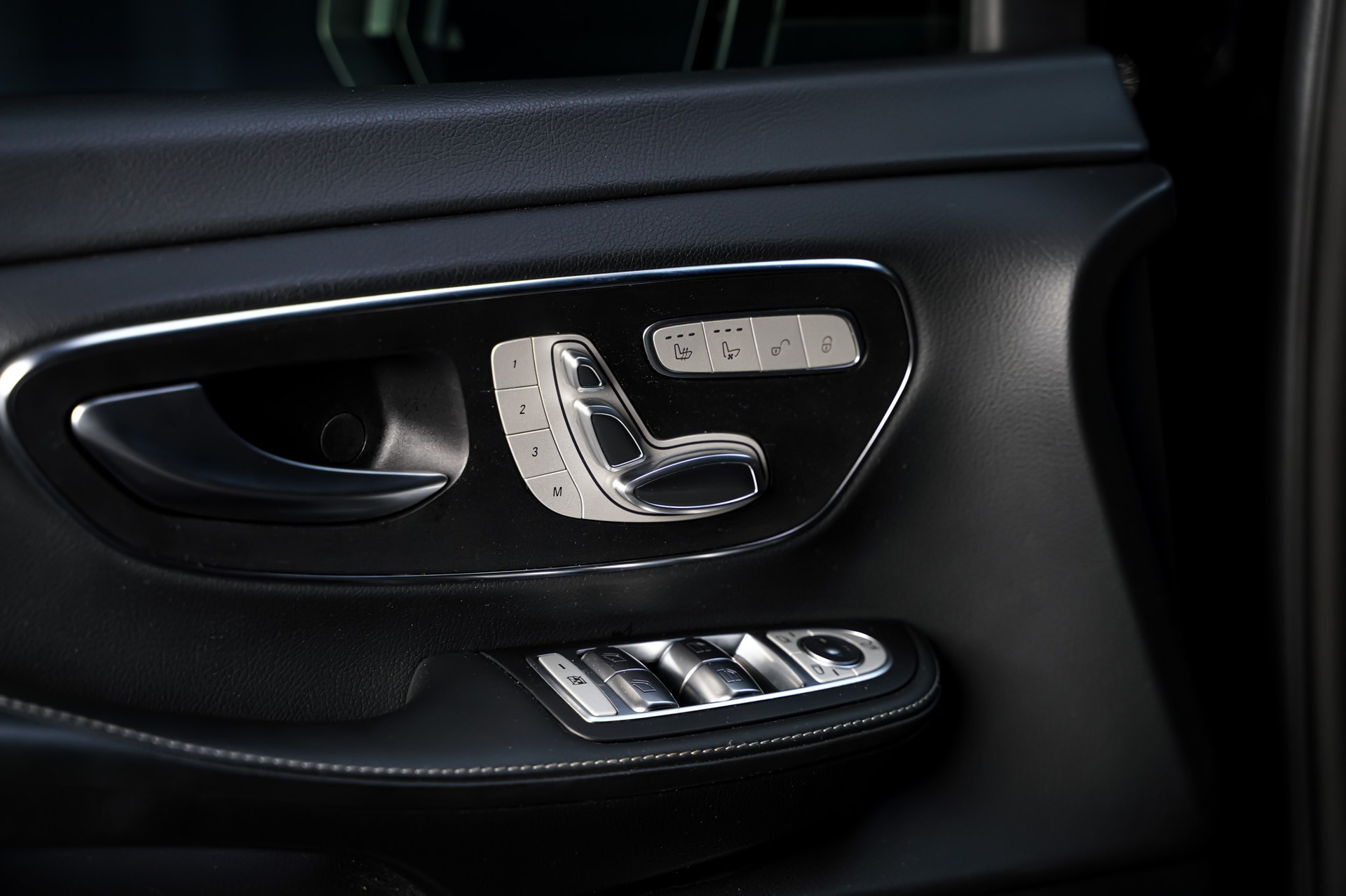 MERCEDES-BENZ V 250 d Swiss Edition lang AMG Line 4Matic 7G-Tronic-image-8
