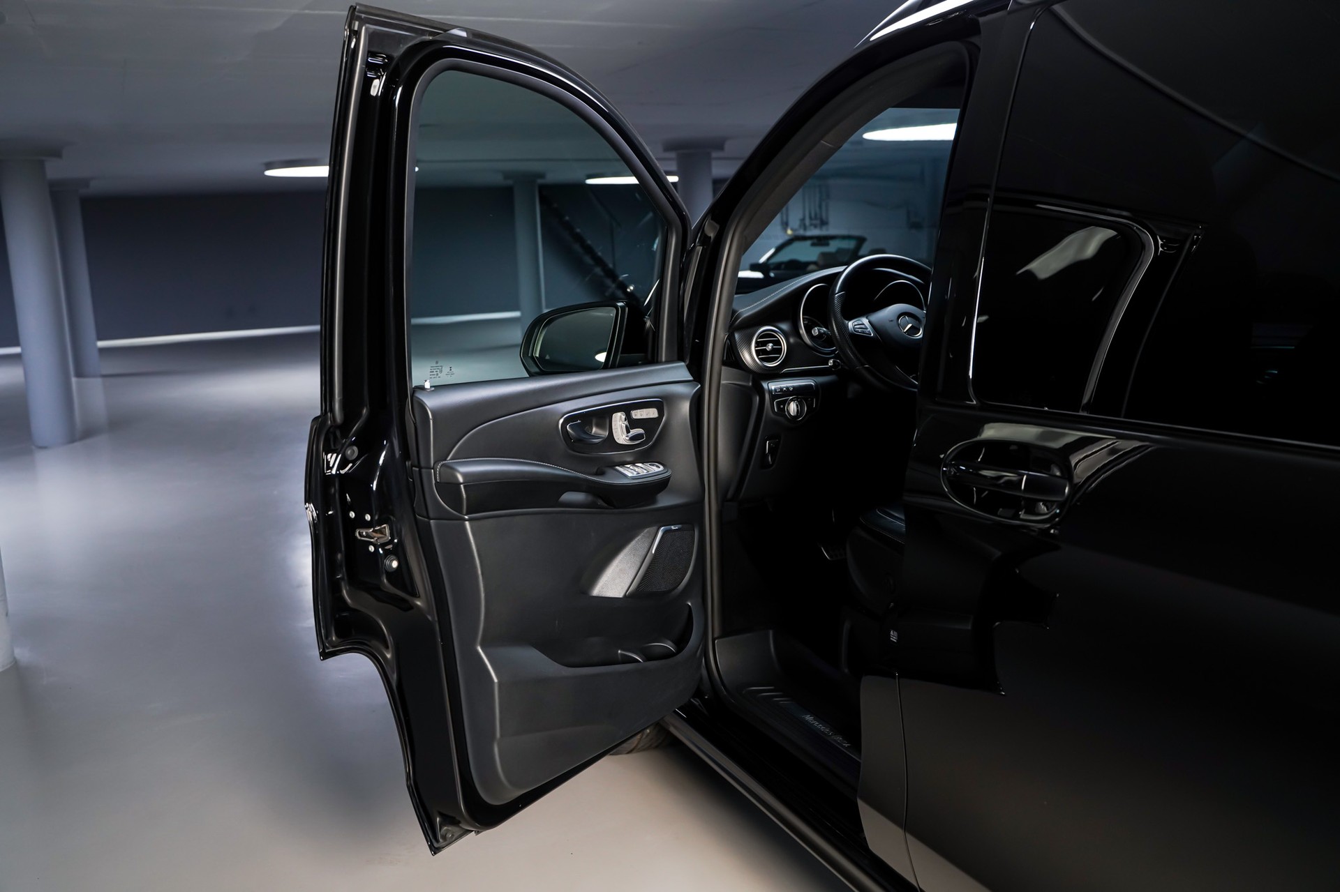 MERCEDES-BENZ V 250 d Swiss Edition lang AMG Line 4Matic 7G-Tronic-image-7