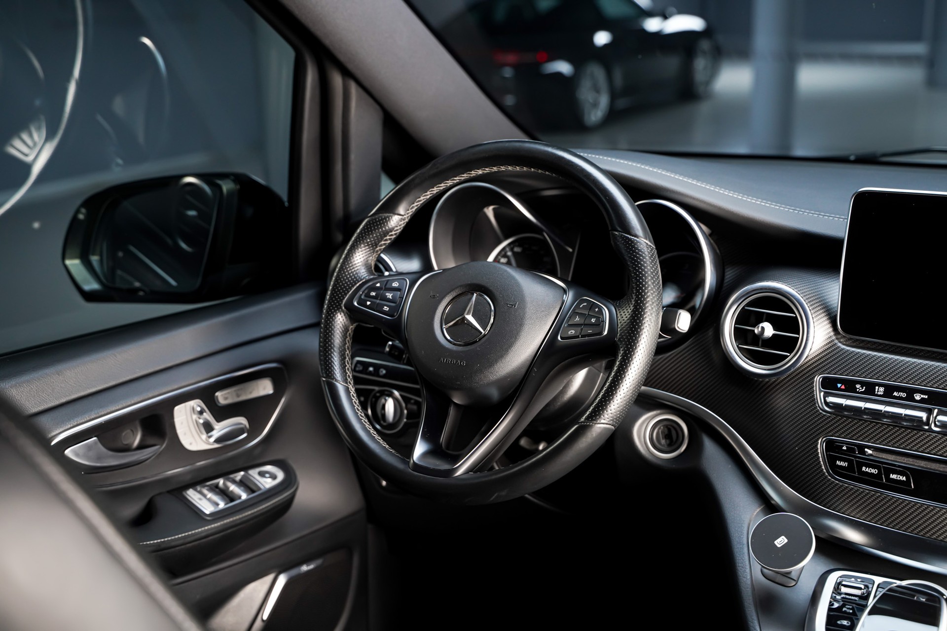 MERCEDES-BENZ V 250 d Swiss Edition lang AMG Line 4Matic 7G-Tronic-image-24