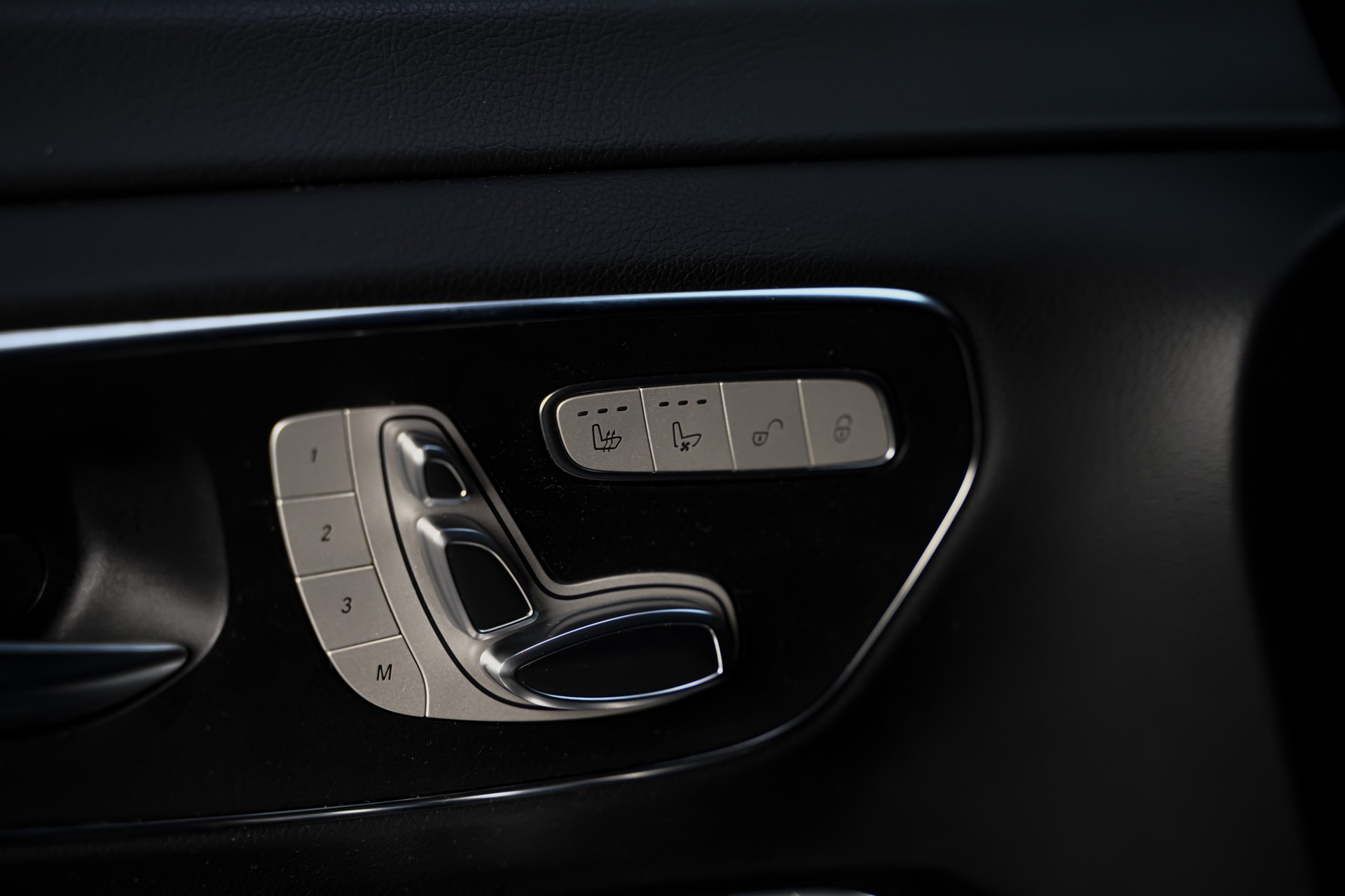 MERCEDES-BENZ V 250 d Swiss Edition lang AMG Line 4Matic 7G-Tronic-image-9