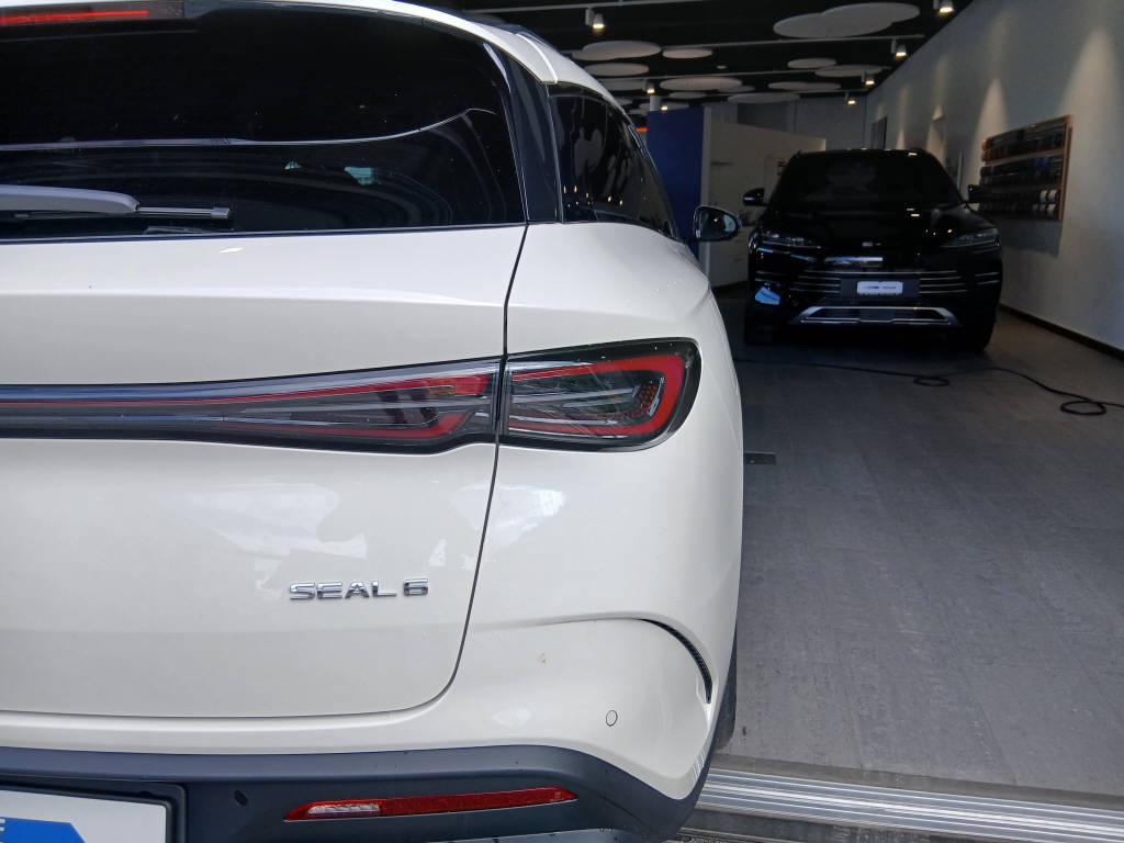 BYD Seal 6 DM-i Touring Comfort-image-16