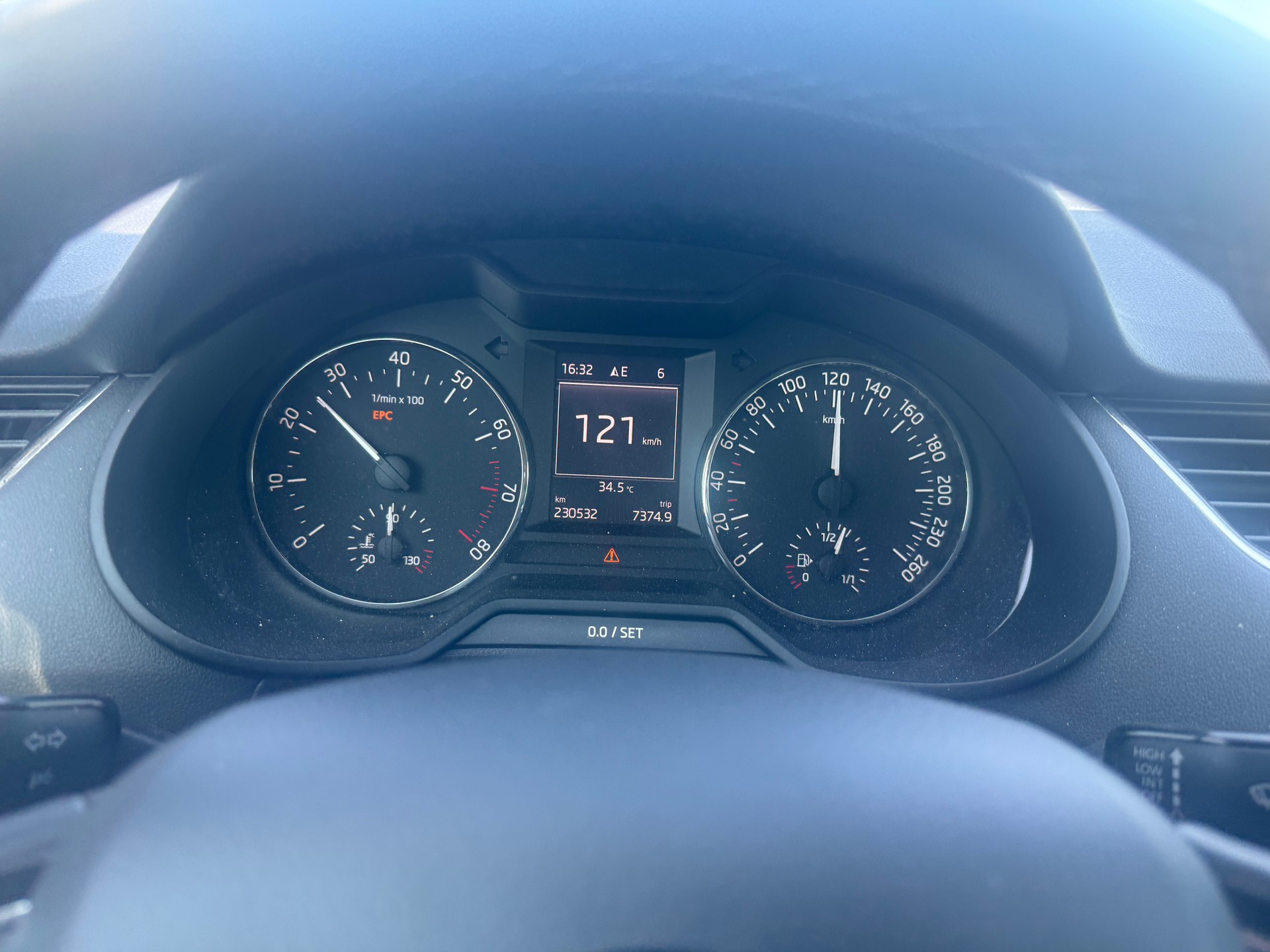 SKODA Octavia Combi 1.8 TSI Elegance-image-13