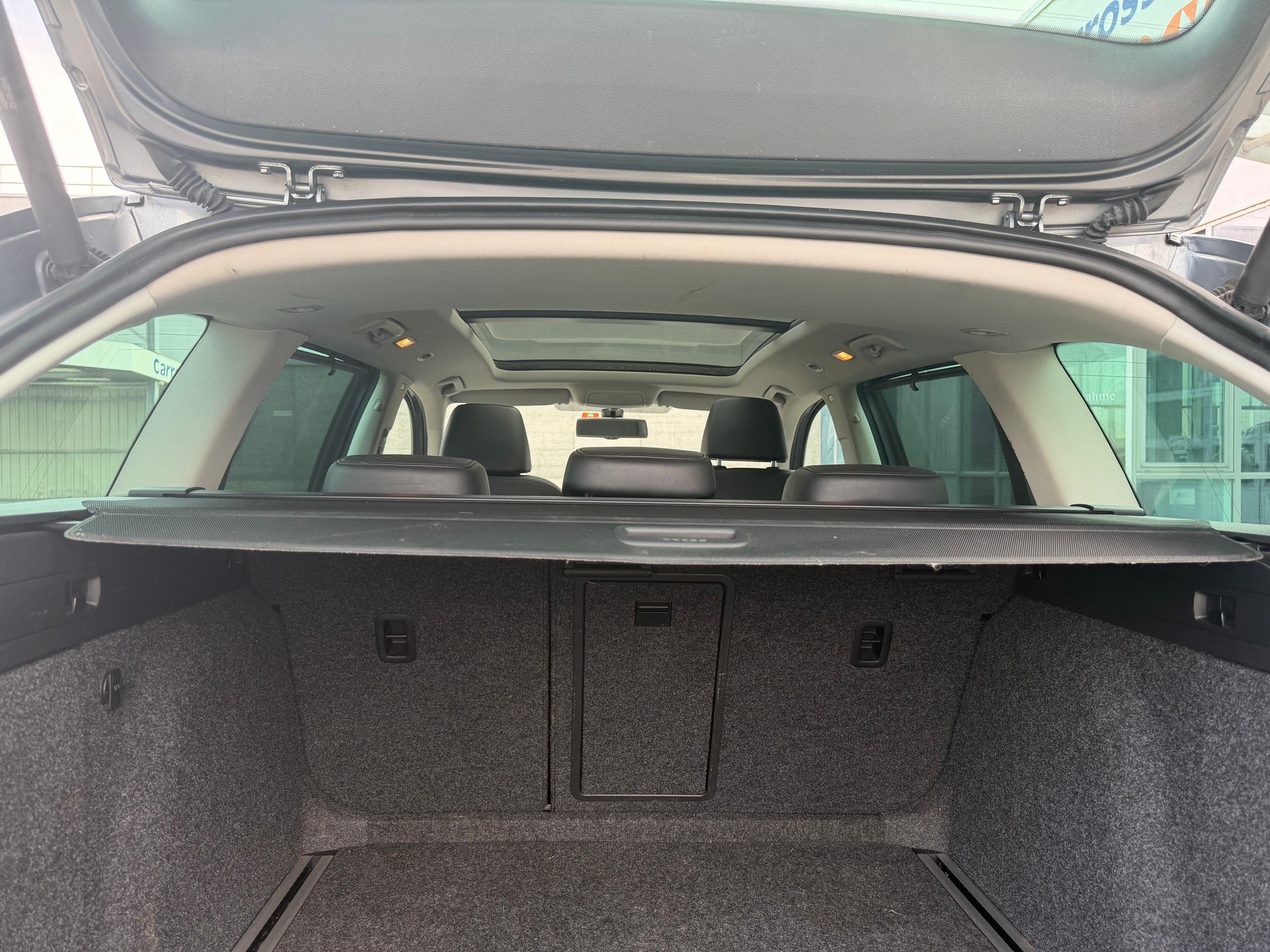 SKODA Superb Combi 1.8 TSI Elegance DSG-image-13