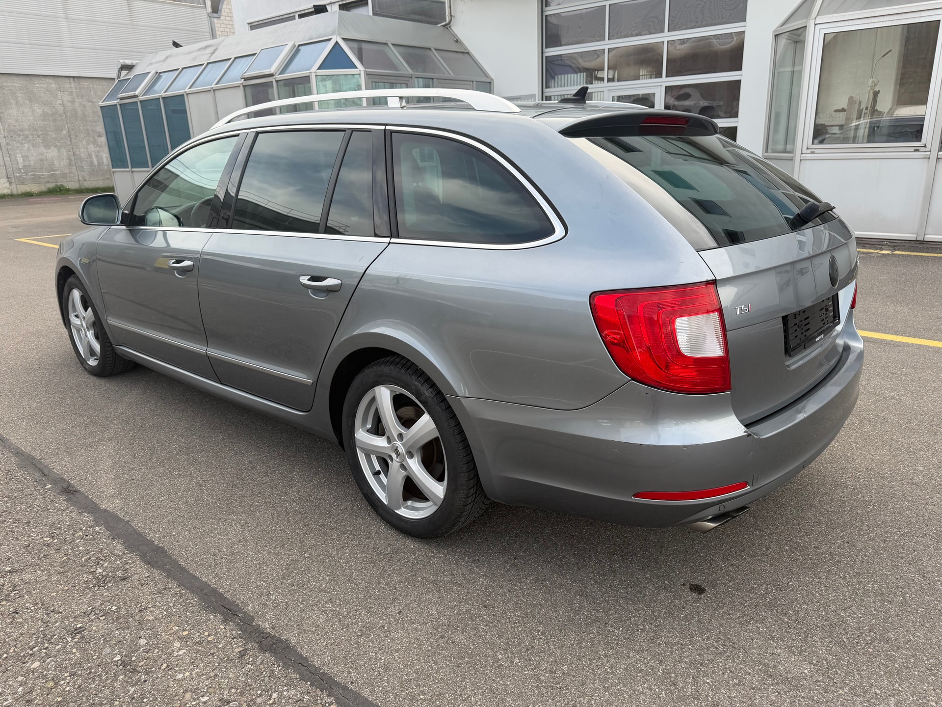 SKODA Superb Combi 1.8 TSI Elegance DSG-image-6
