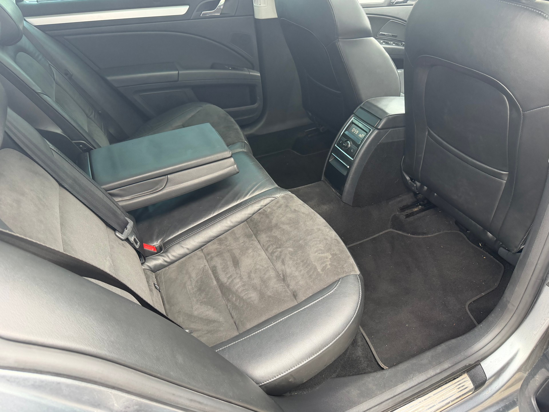 SKODA Superb Combi 1.8 TSI Elegance DSG-image-14