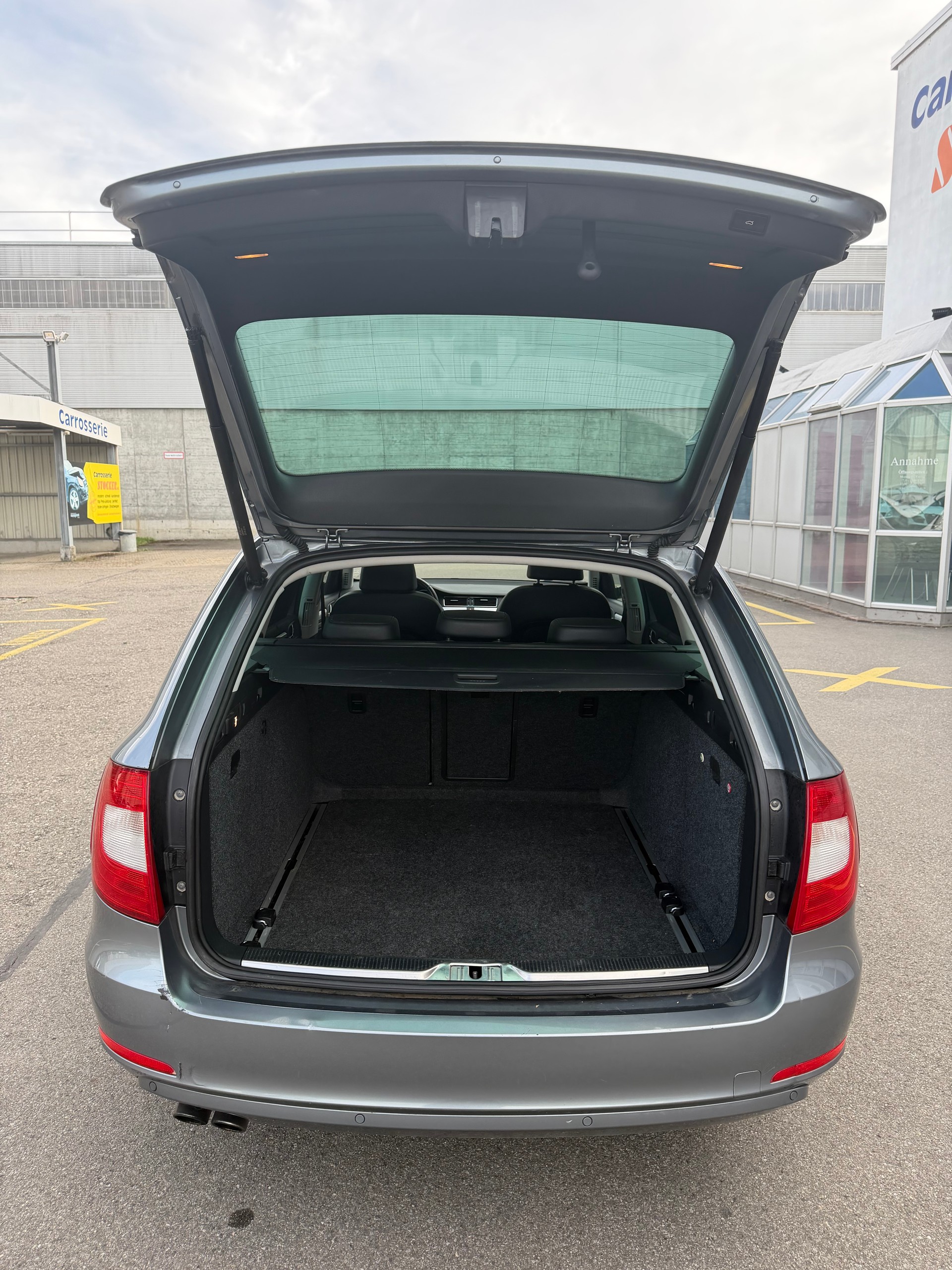 SKODA Superb Combi 1.8 TSI Elegance DSG-image-12