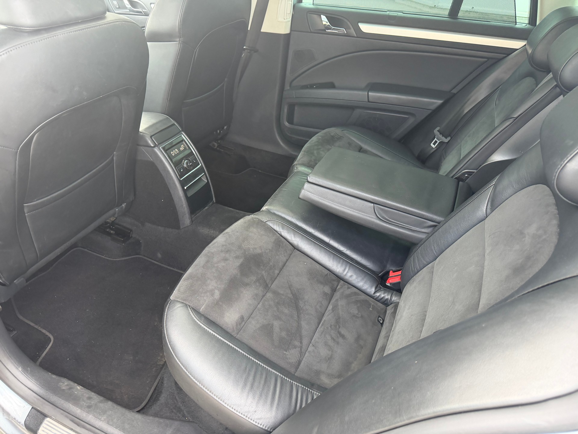 SKODA Superb Combi 1.8 TSI Elegance DSG-image-9