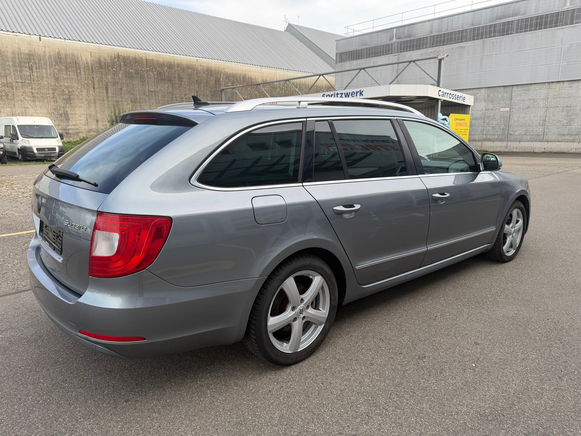 SKODA Superb Combi 1.8 TSI Elegance DSG-image-4