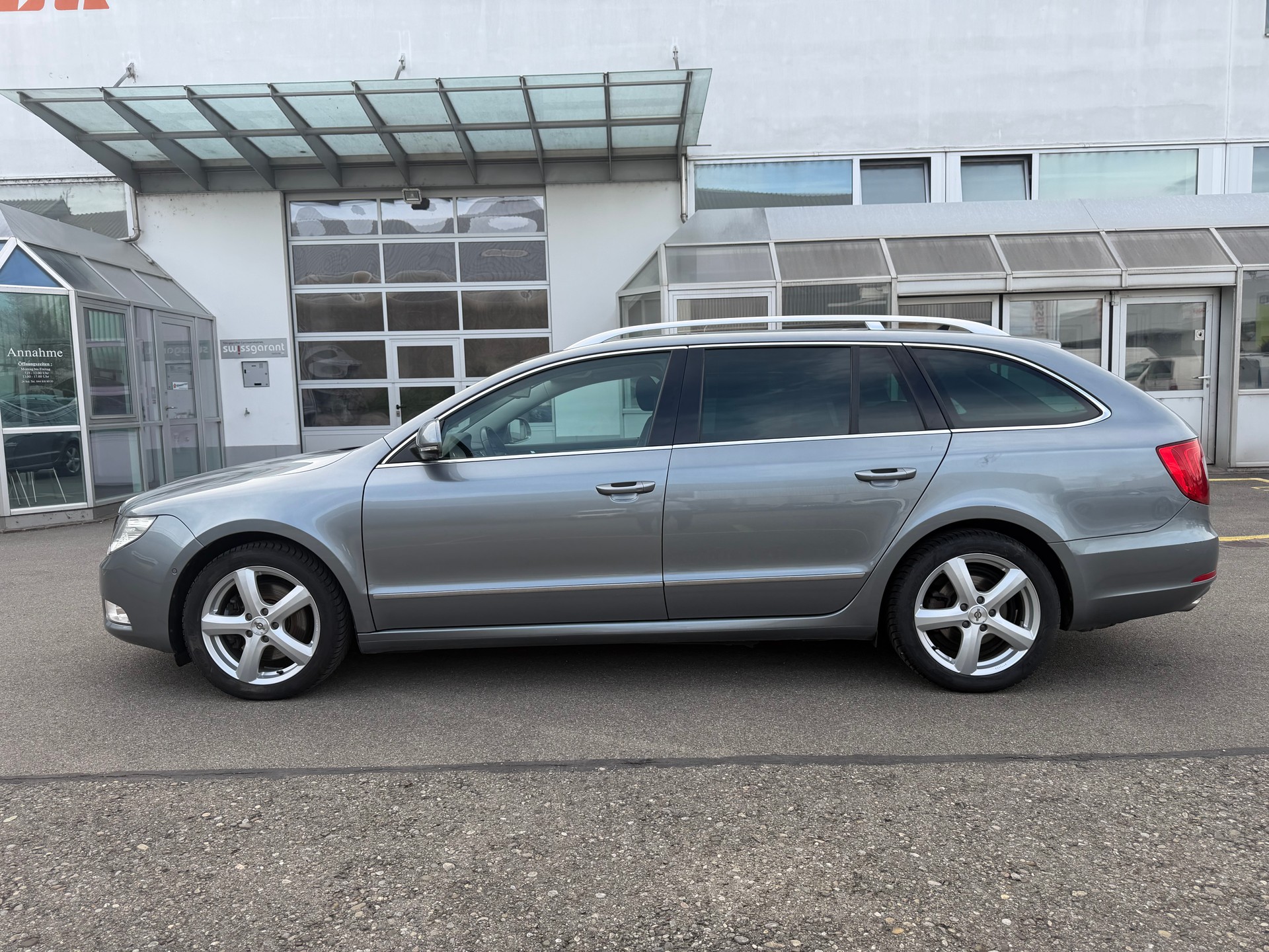 SKODA Superb Combi 1.8 TSI Elegance DSG-image-0