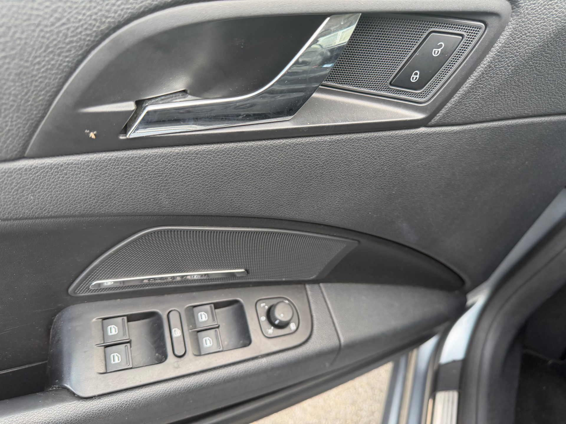 SKODA Superb Combi 1.8 TSI Elegance DSG-image-8