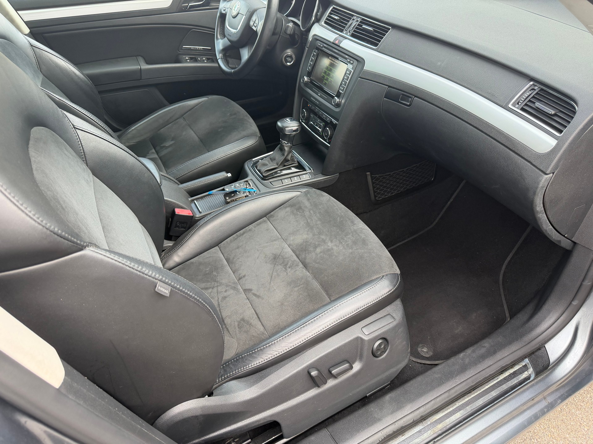 SKODA Superb Combi 1.8 TSI Elegance DSG-image-15