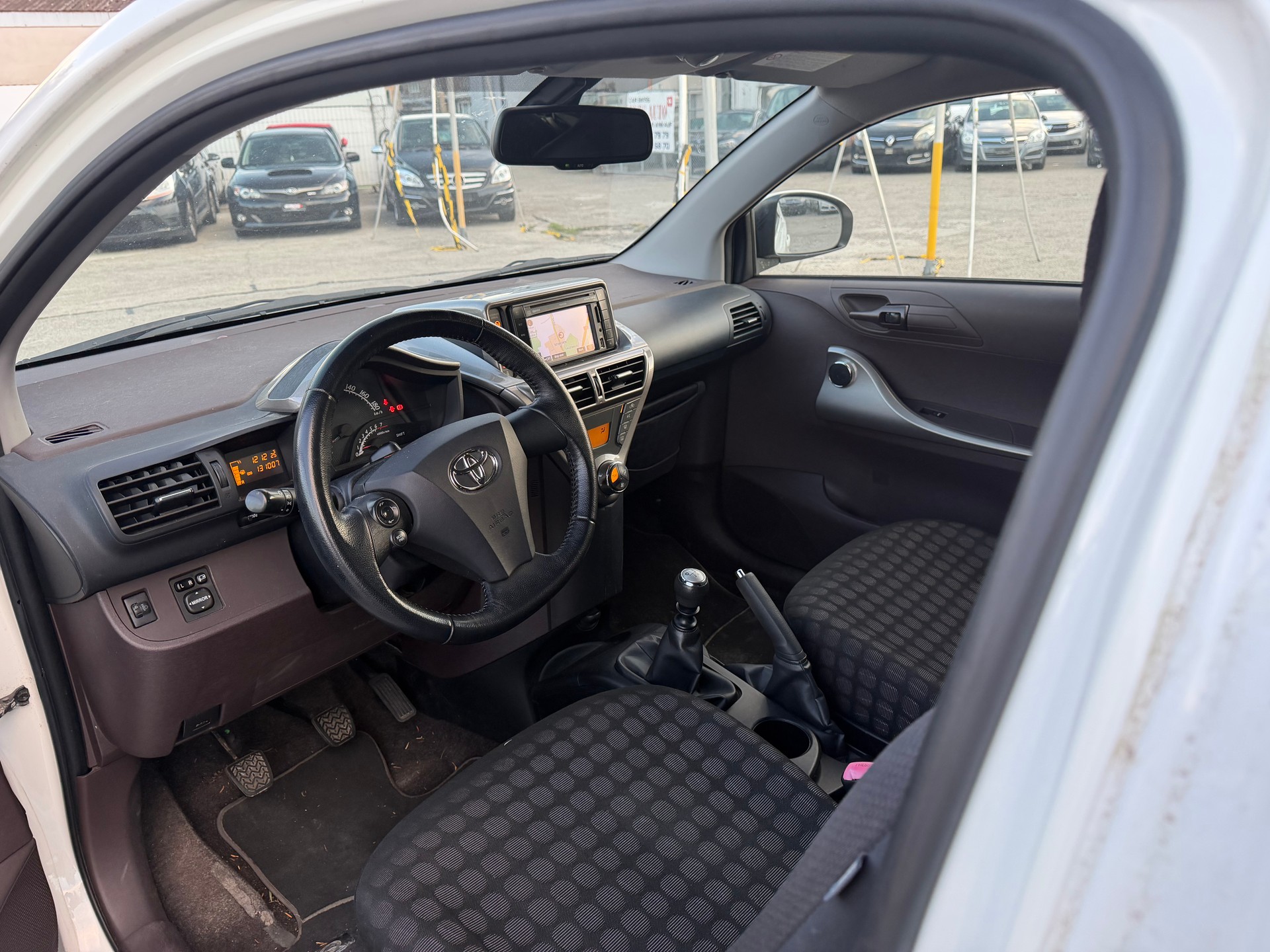 TOYOTA iQ2 1.0 VVT-i-image-10