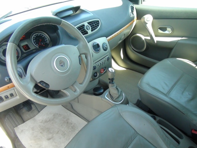 RENAULT Clio Initiale Paris 2.0 16V 138 PS-image-9
