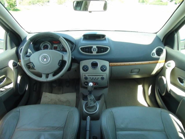 RENAULT Clio Initiale Paris 2.0 16V 138 PS-image-8