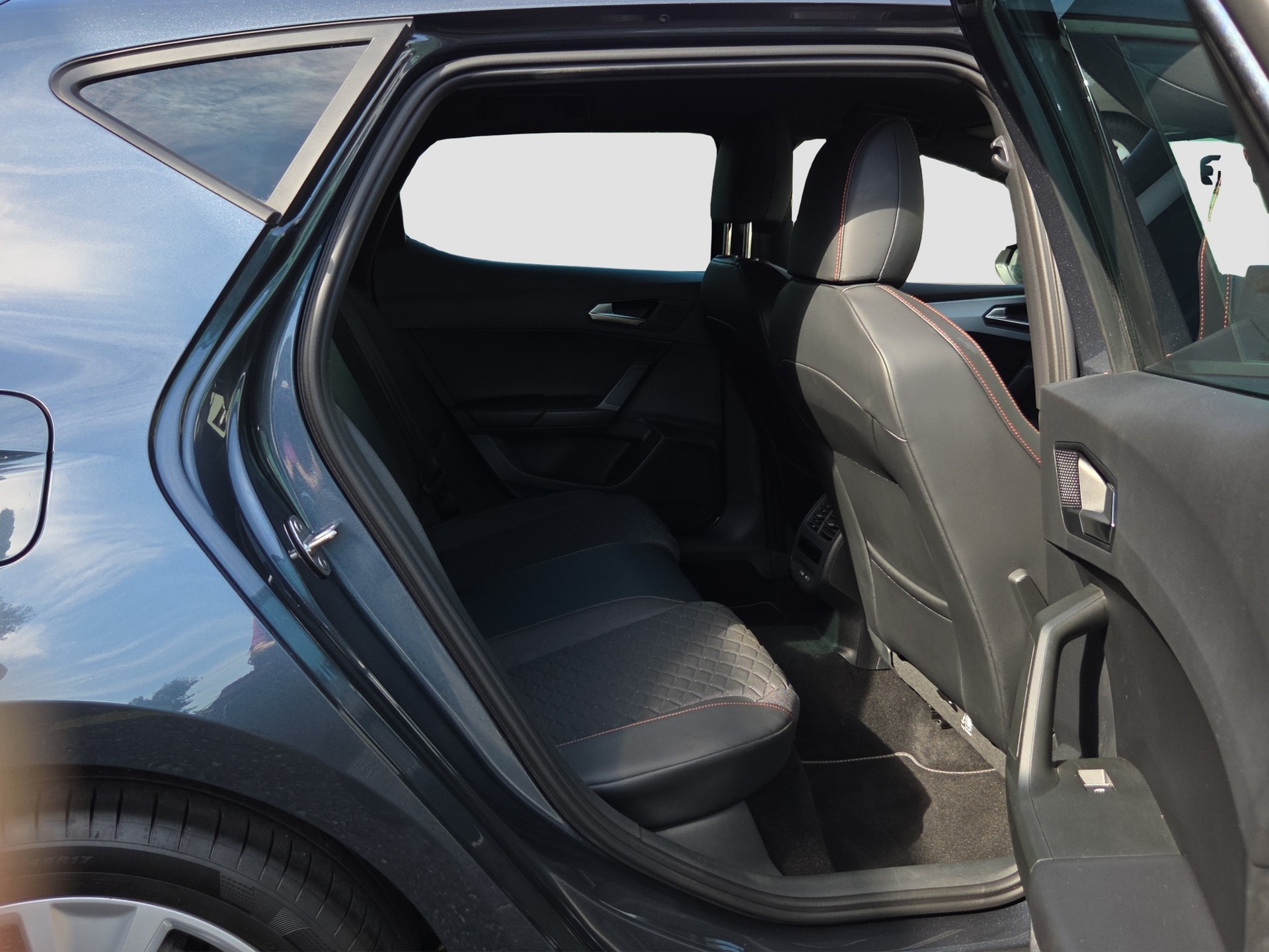 SEAT Leon 1.5 eTSI mHEV DSG FR-image-13