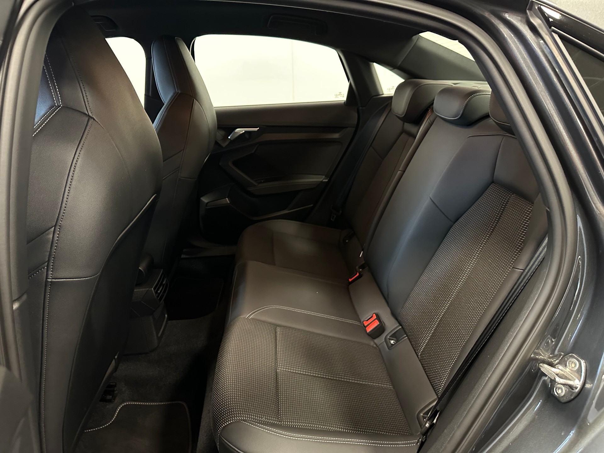AUDI A3 Limousine 35 TFSI S-Line Attraction S-tronic-image-14