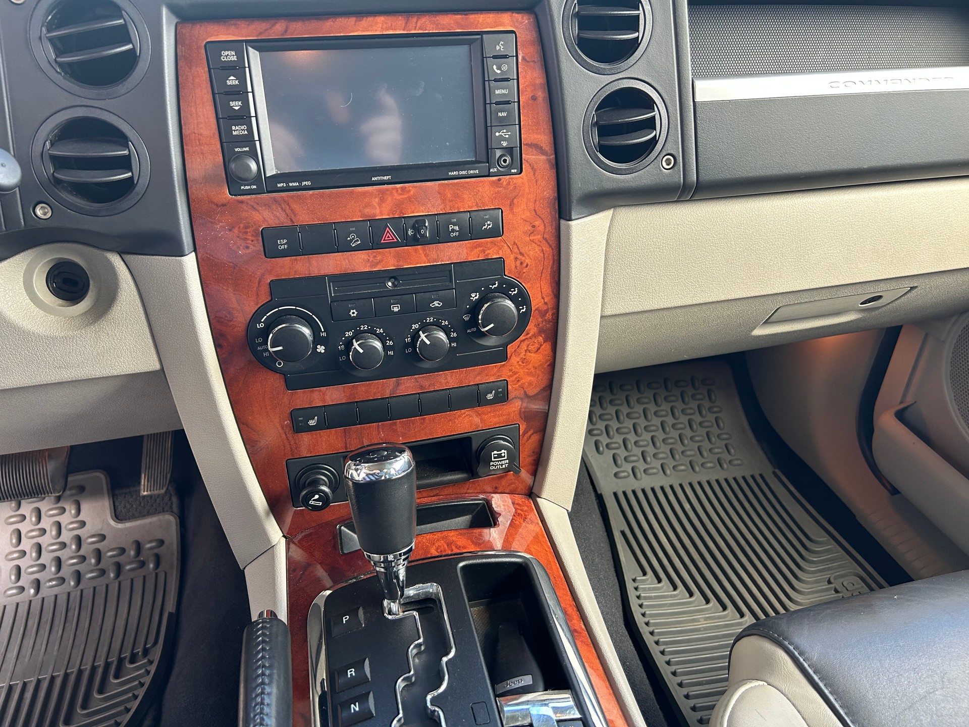 JEEP Commander 3.0 CRD Overland Automatic-image-12