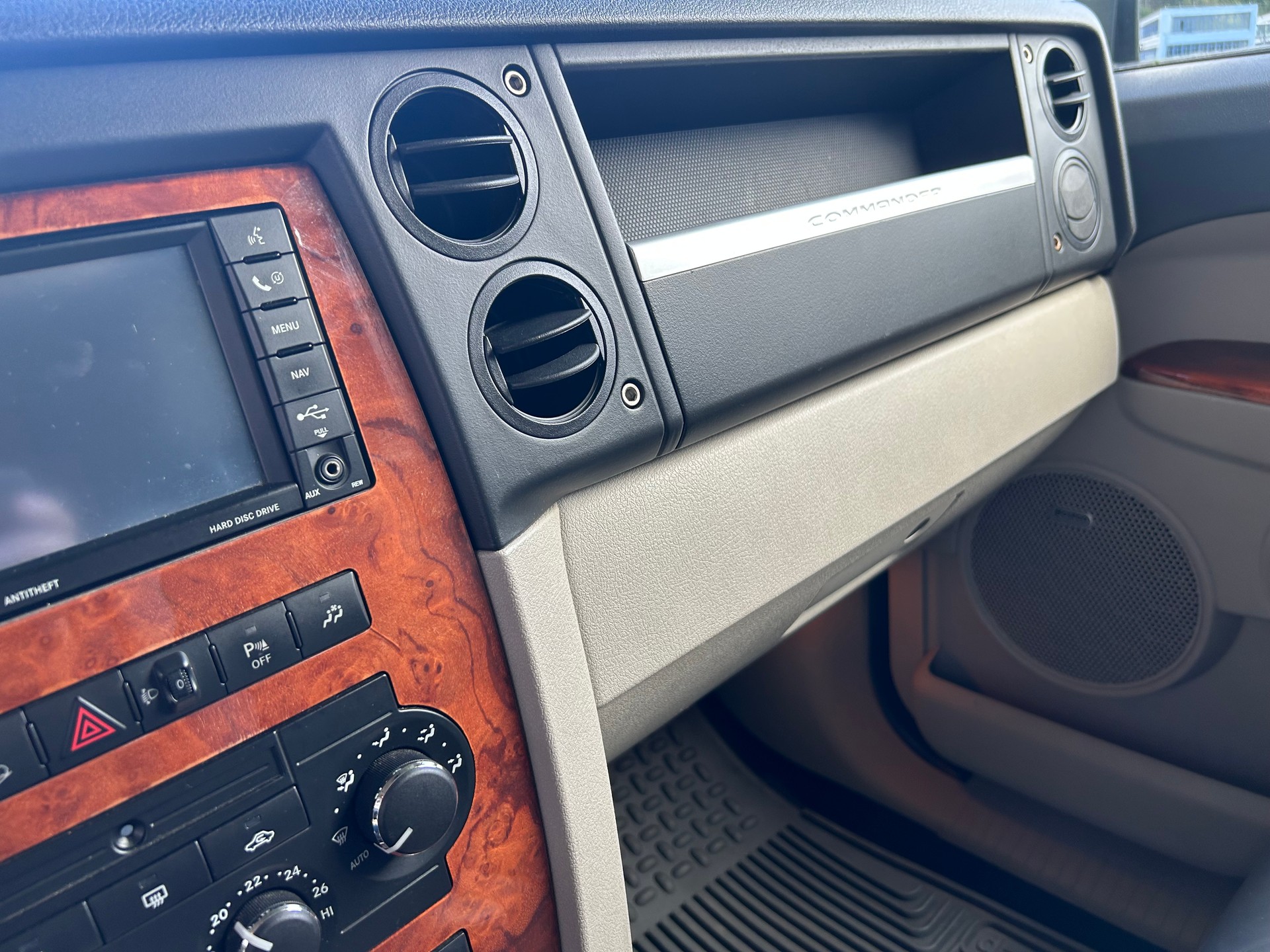 JEEP Commander 3.0 CRD Overland Automatic-image-13