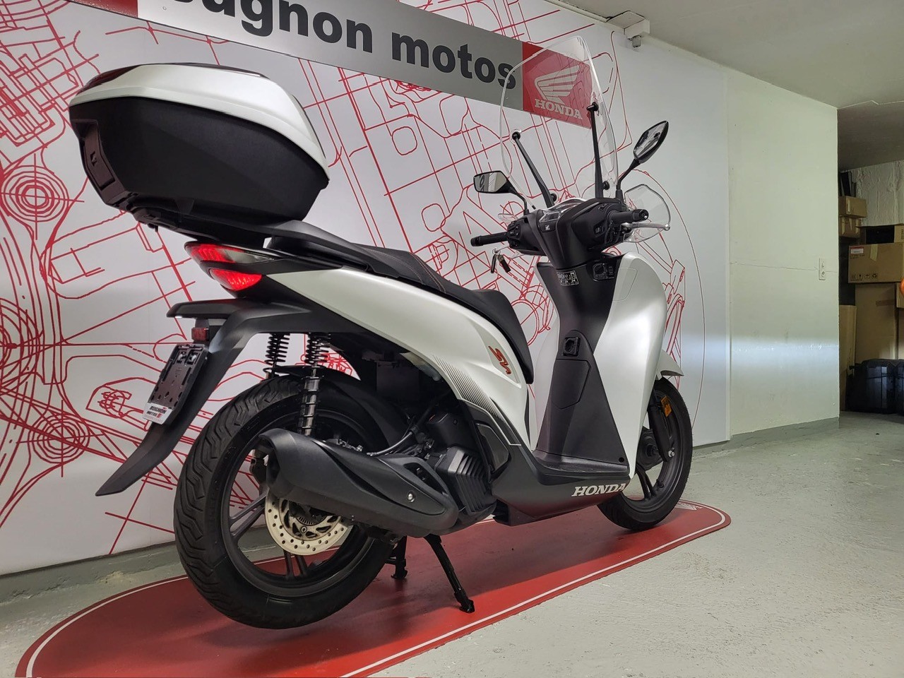 HONDA SH 125 Sporty-showroom-element-3