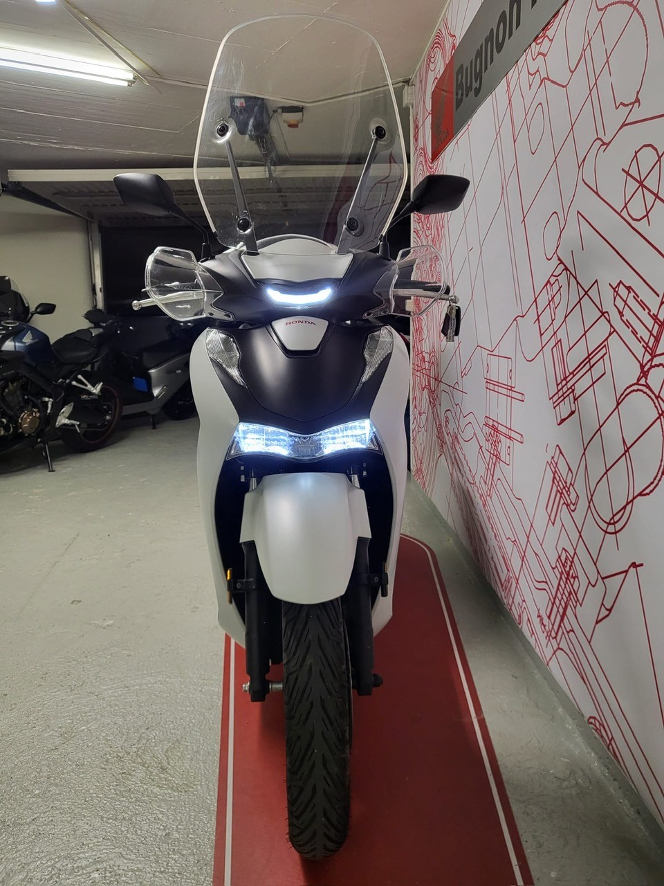 HONDA SH 125 Sporty-showroom-element-2