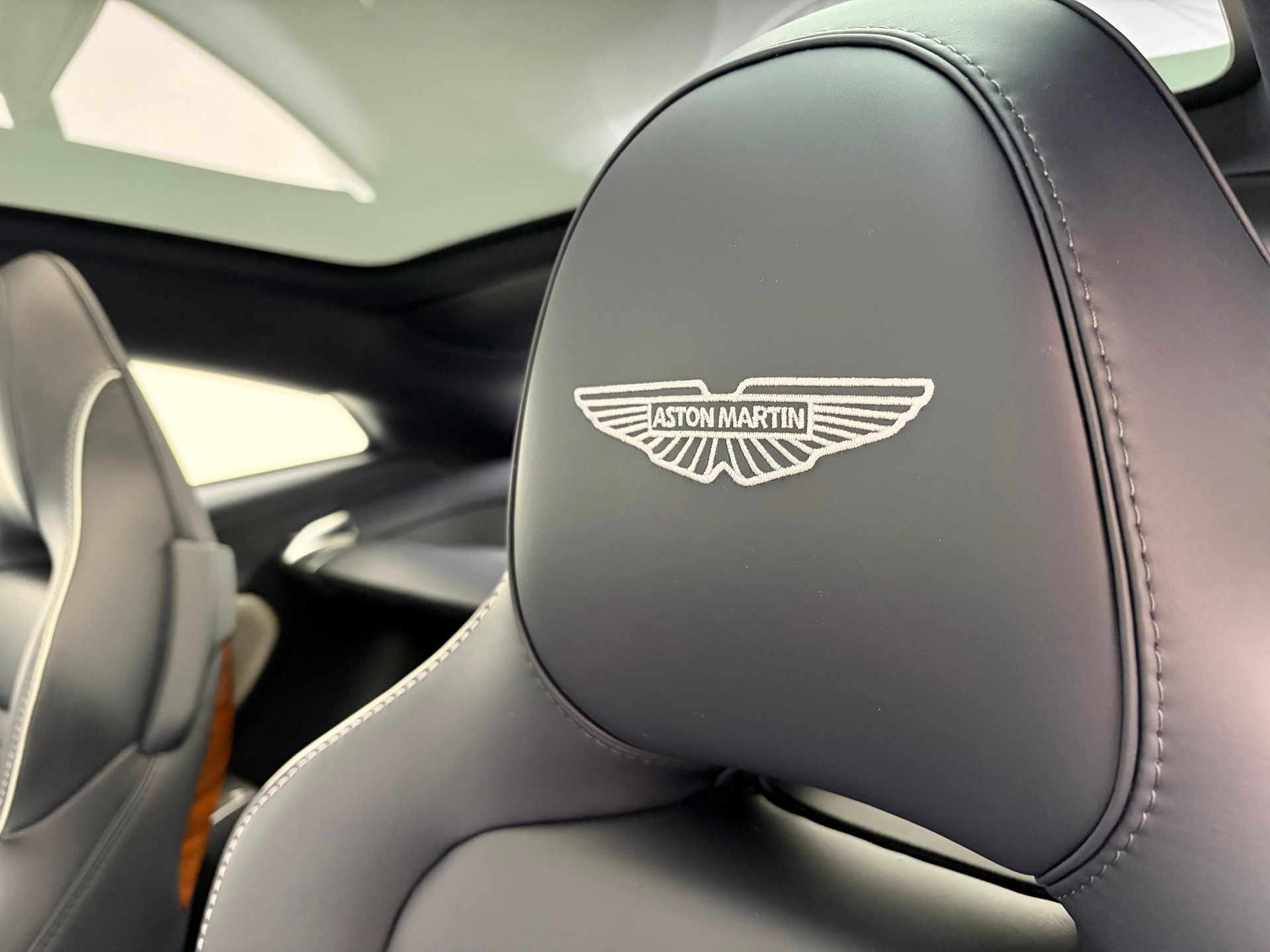 ASTON MARTIN Vanquish 5.2 V12 Bi-Turbo-image-7
