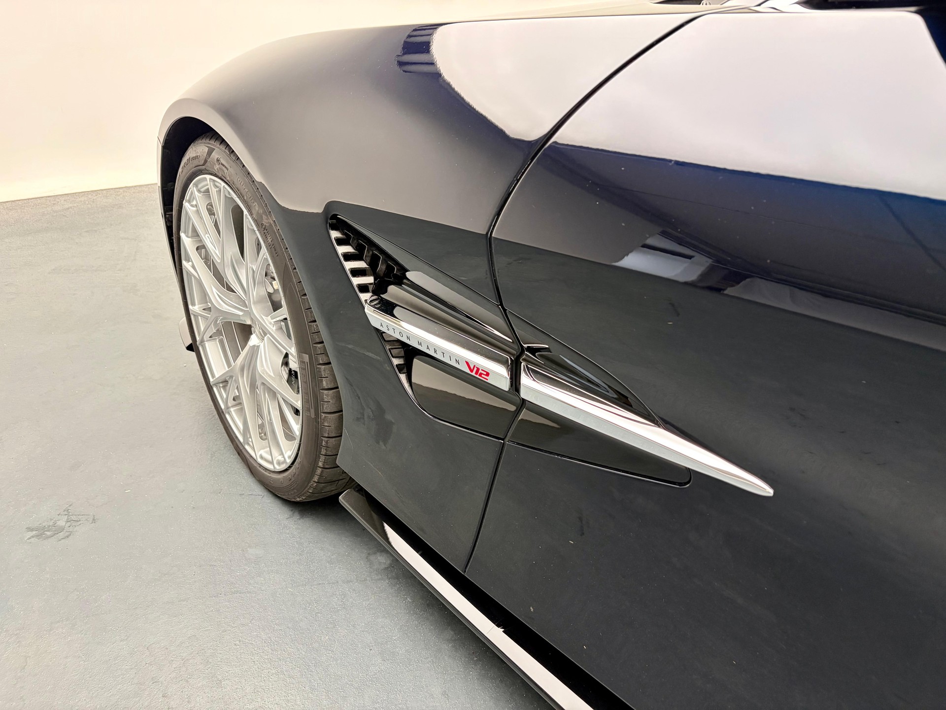 ASTON MARTIN Vanquish 5.2 V12 Bi-Turbo-image-19