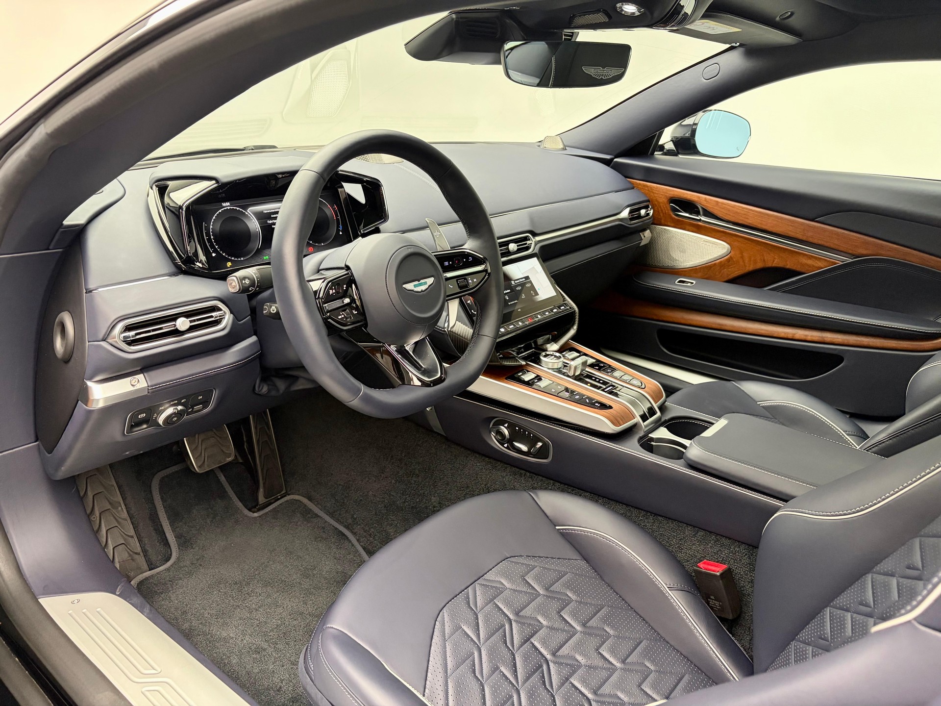 ASTON MARTIN Vanquish 5.2 V12 Bi-Turbo-image-1