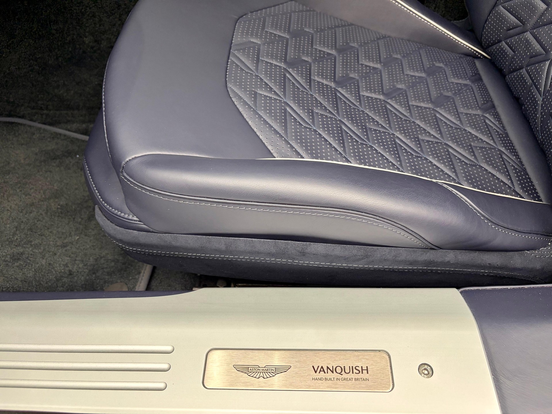 ASTON MARTIN Vanquish 5.2 V12 Bi-Turbo-image-6