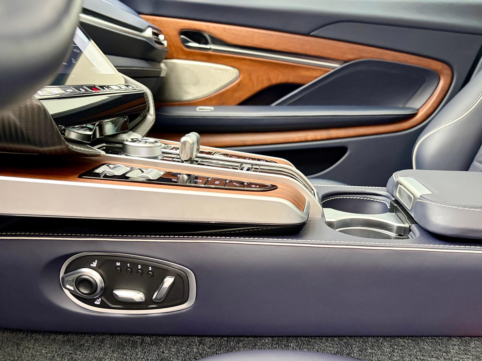 ASTON MARTIN Vanquish 5.2 V12 Bi-Turbo-image-9