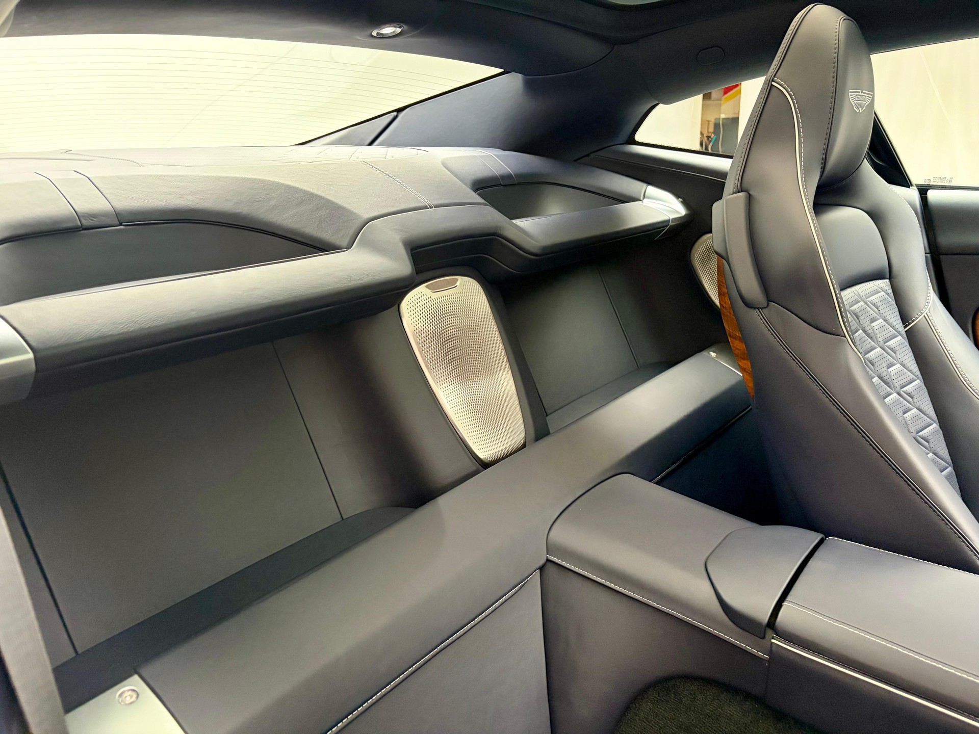 ASTON MARTIN Vanquish 5.2 V12 Bi-Turbo-image-13