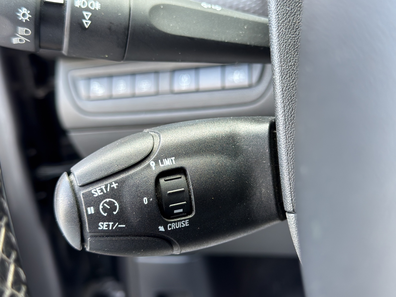 PEUGEOT 2008 1.6 BlueHDi Allure-image-23