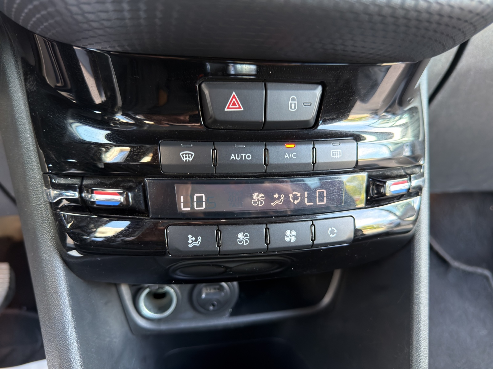 PEUGEOT 2008 1.6 BlueHDi Allure-image-15