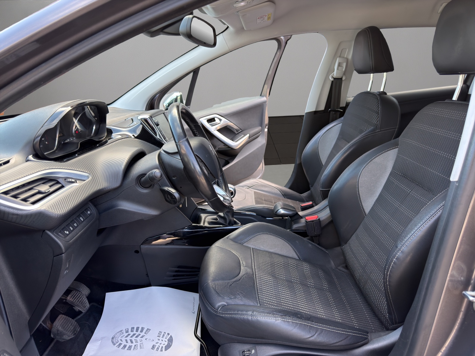 PEUGEOT 2008 1.6 BlueHDi Allure-image-8