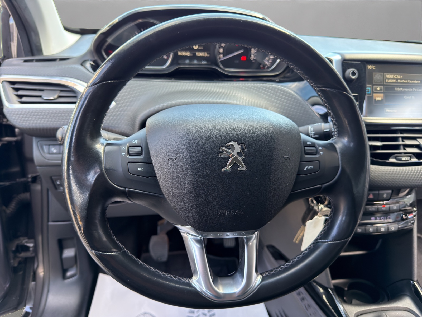 PEUGEOT 2008 1.6 BlueHDi Allure-image-9