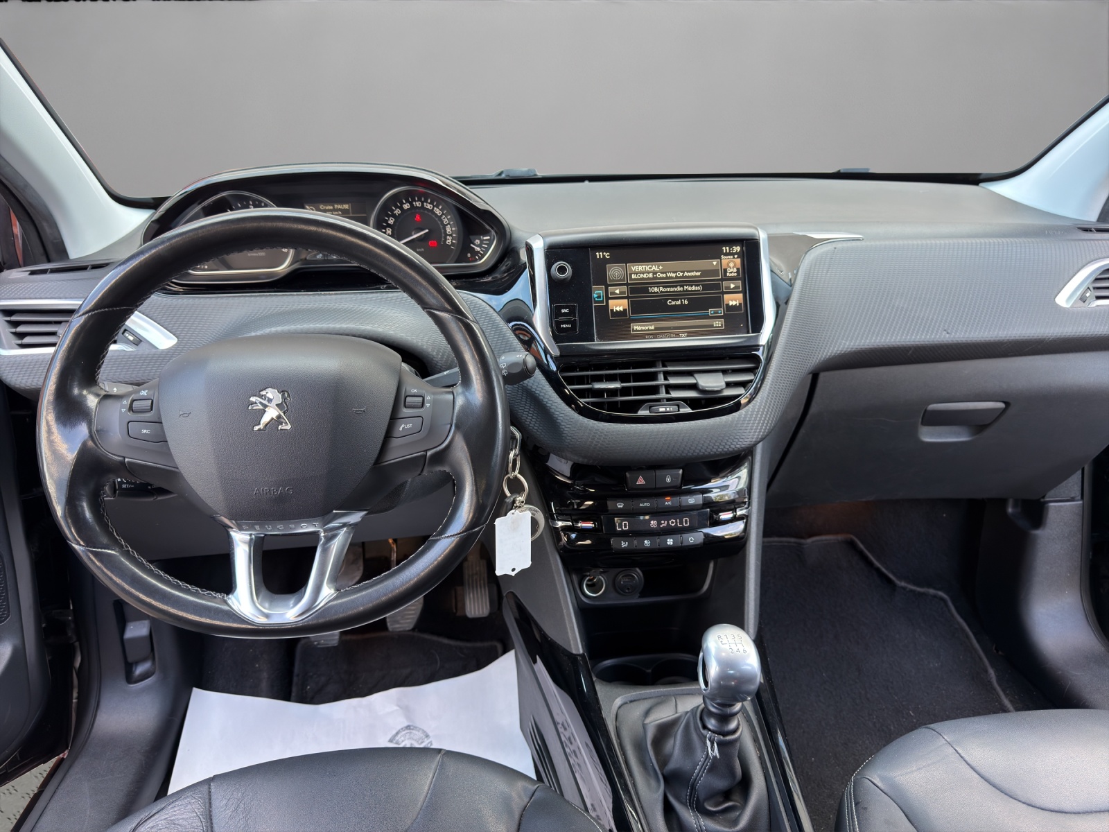 PEUGEOT 2008 1.6 BlueHDi Allure-image-13
