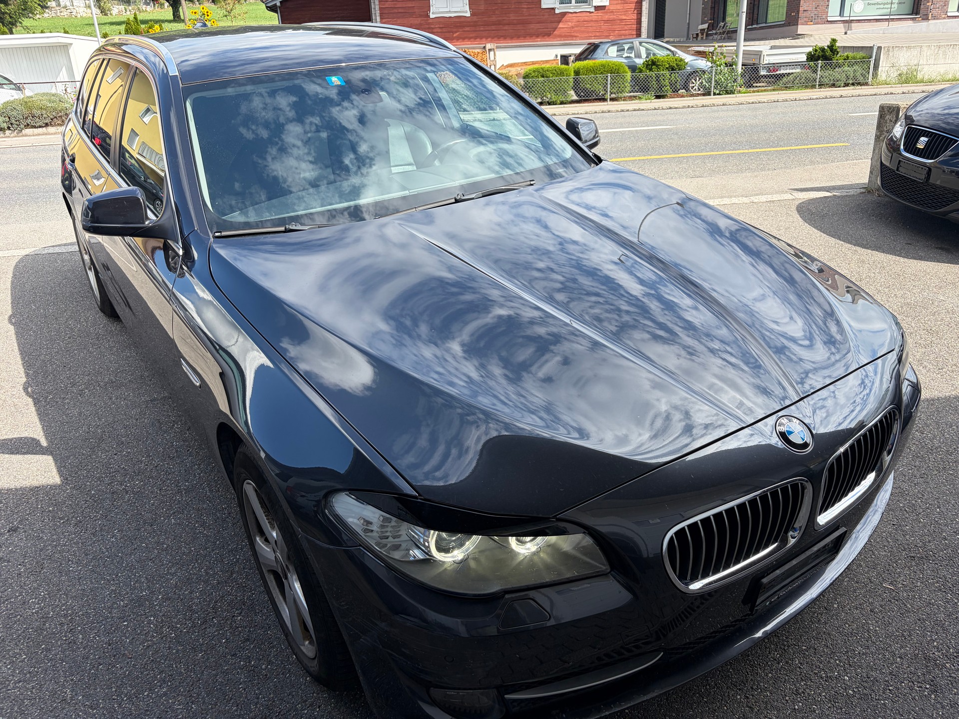 BMW 528i xDrive Touring Steptronic-showroom-element-1