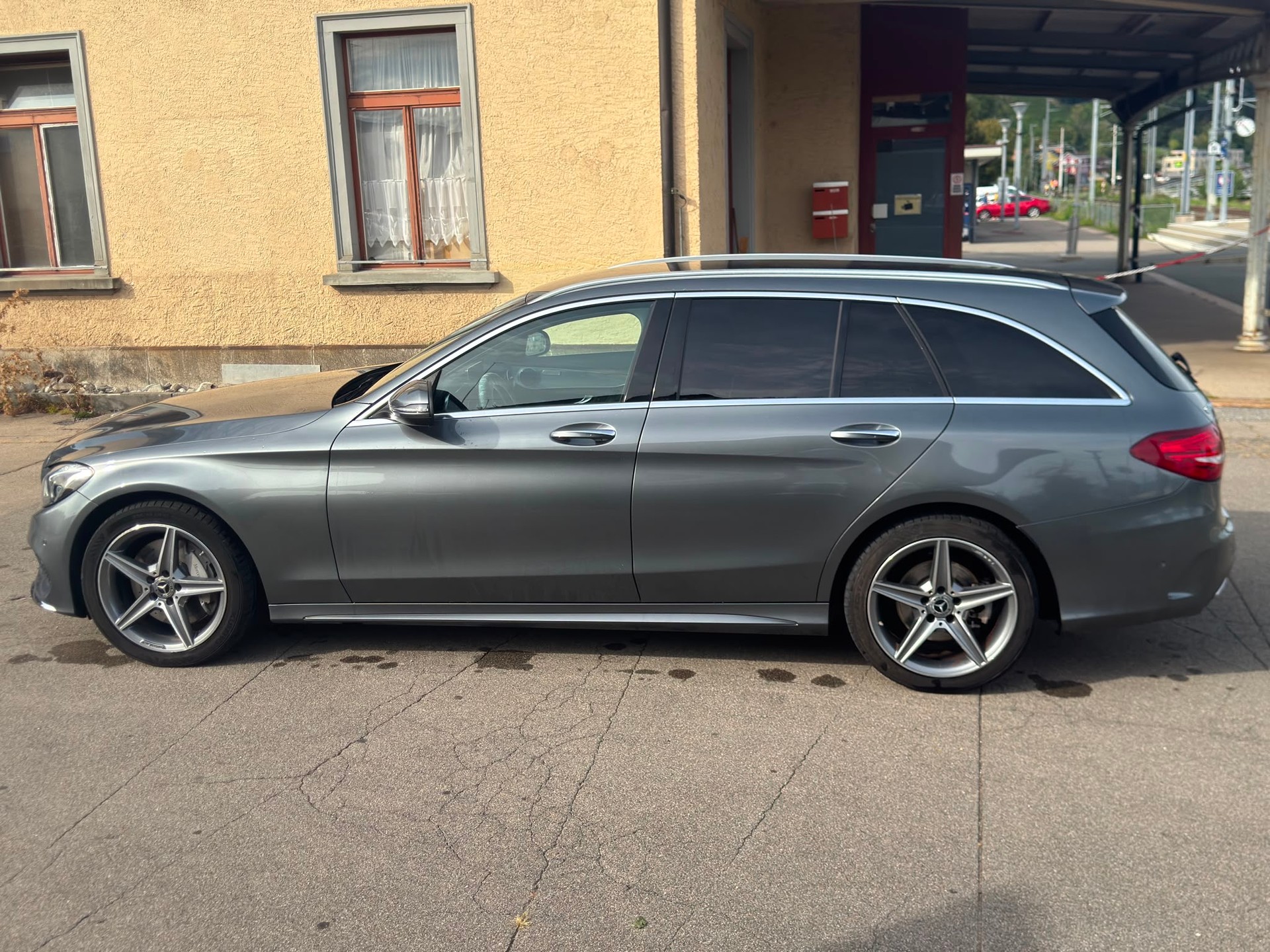 MERCEDES-BENZ C 250 d Swiss Star AMG Line 4Matic 9G-Tronic-image-5